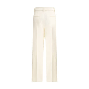 Norman Hose mit weitem Bein
