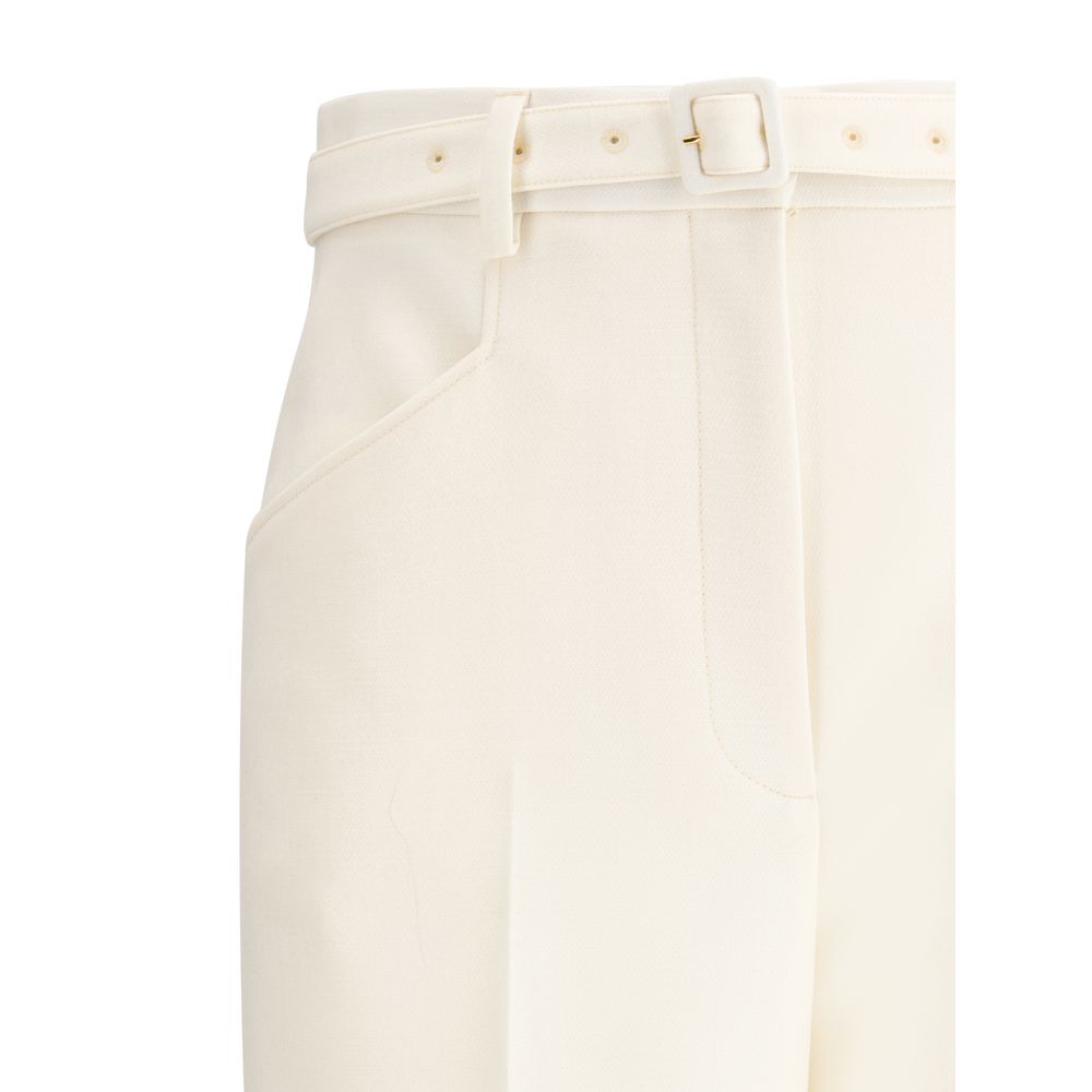 Norman Hose mit weitem Bein