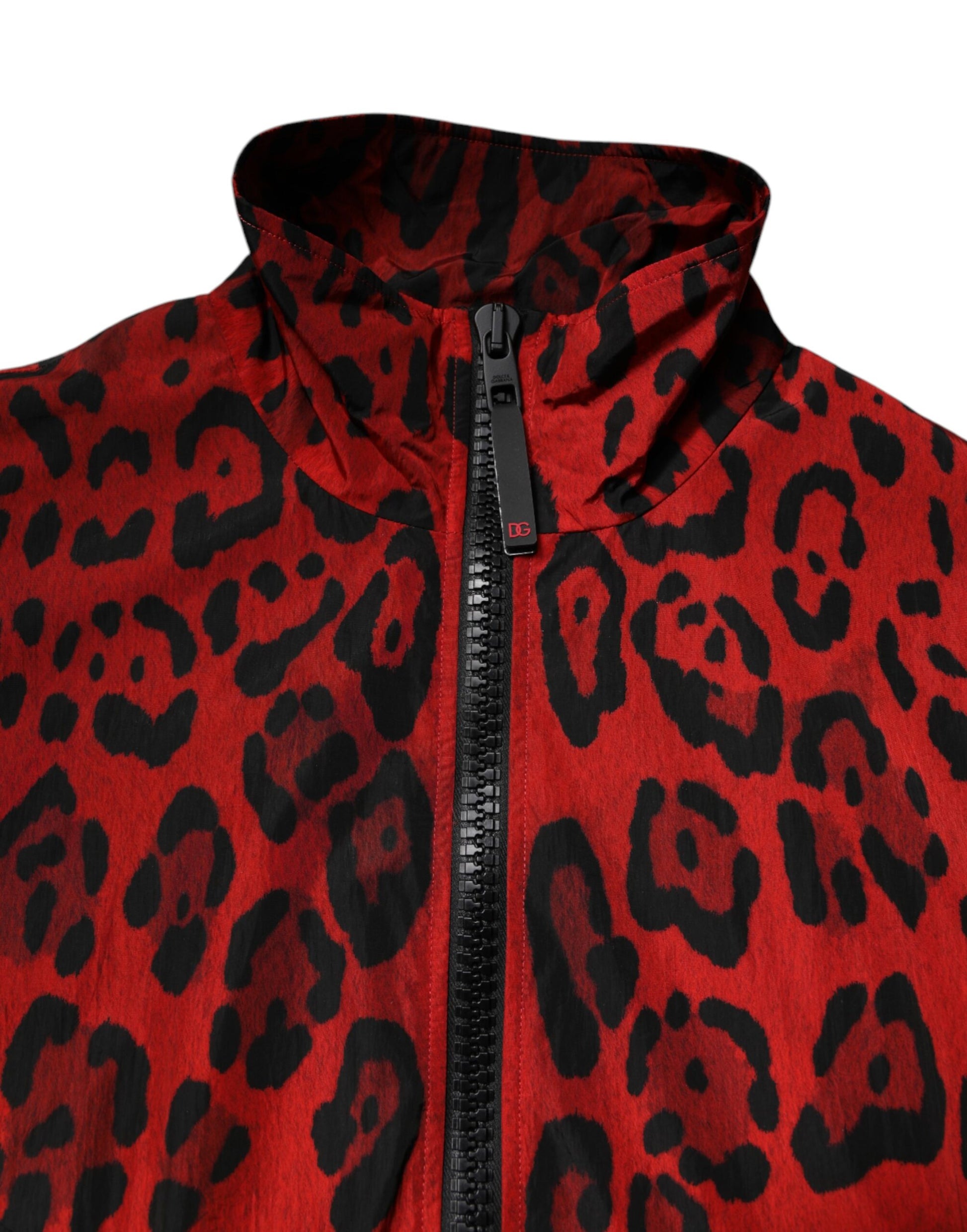 Rote Nylon-Bomberjacke mit durchgehendem Reißverschluss und Leopardenmuster