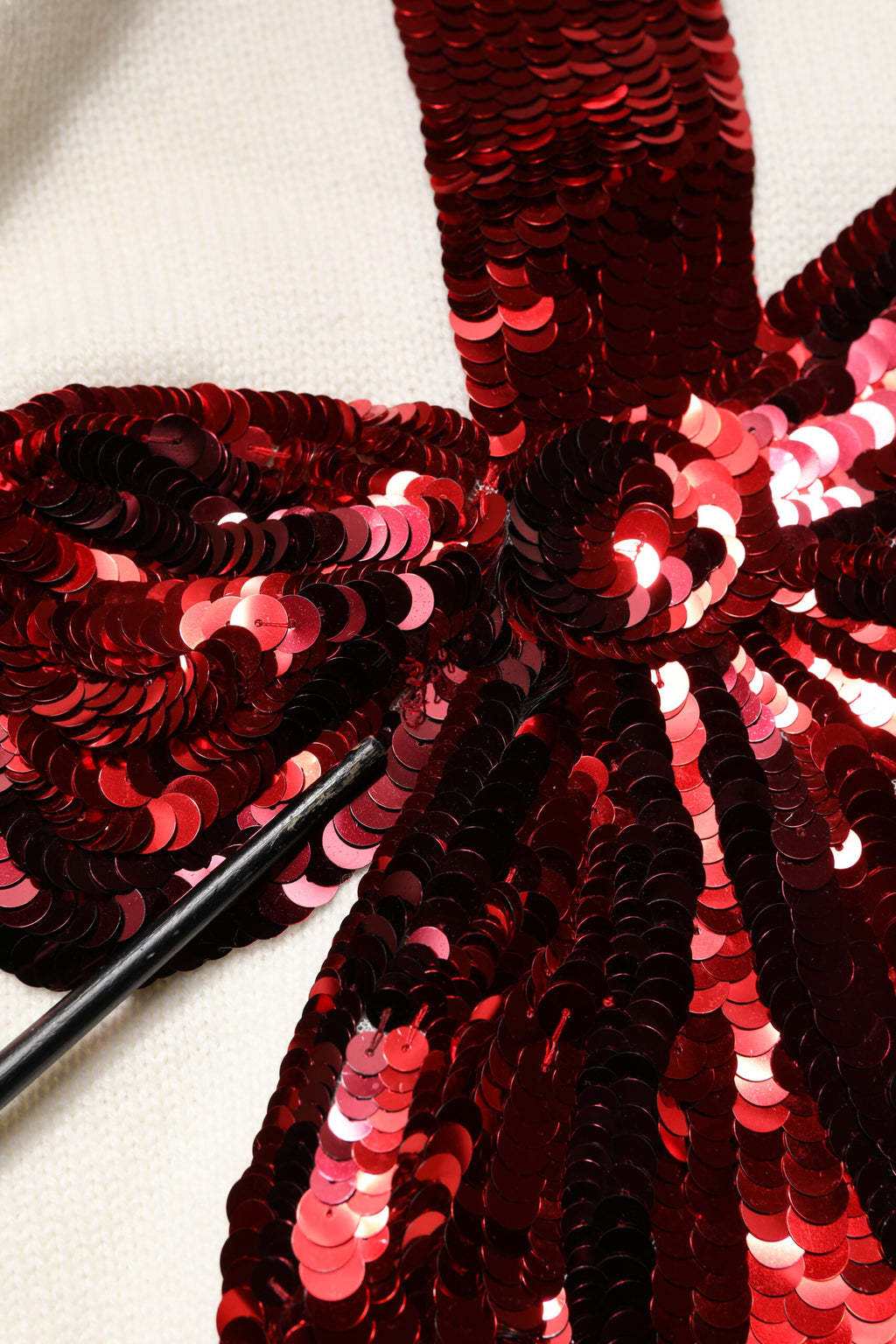 Weißer Pullover mit Rundhalsausschnitt und Pailletten