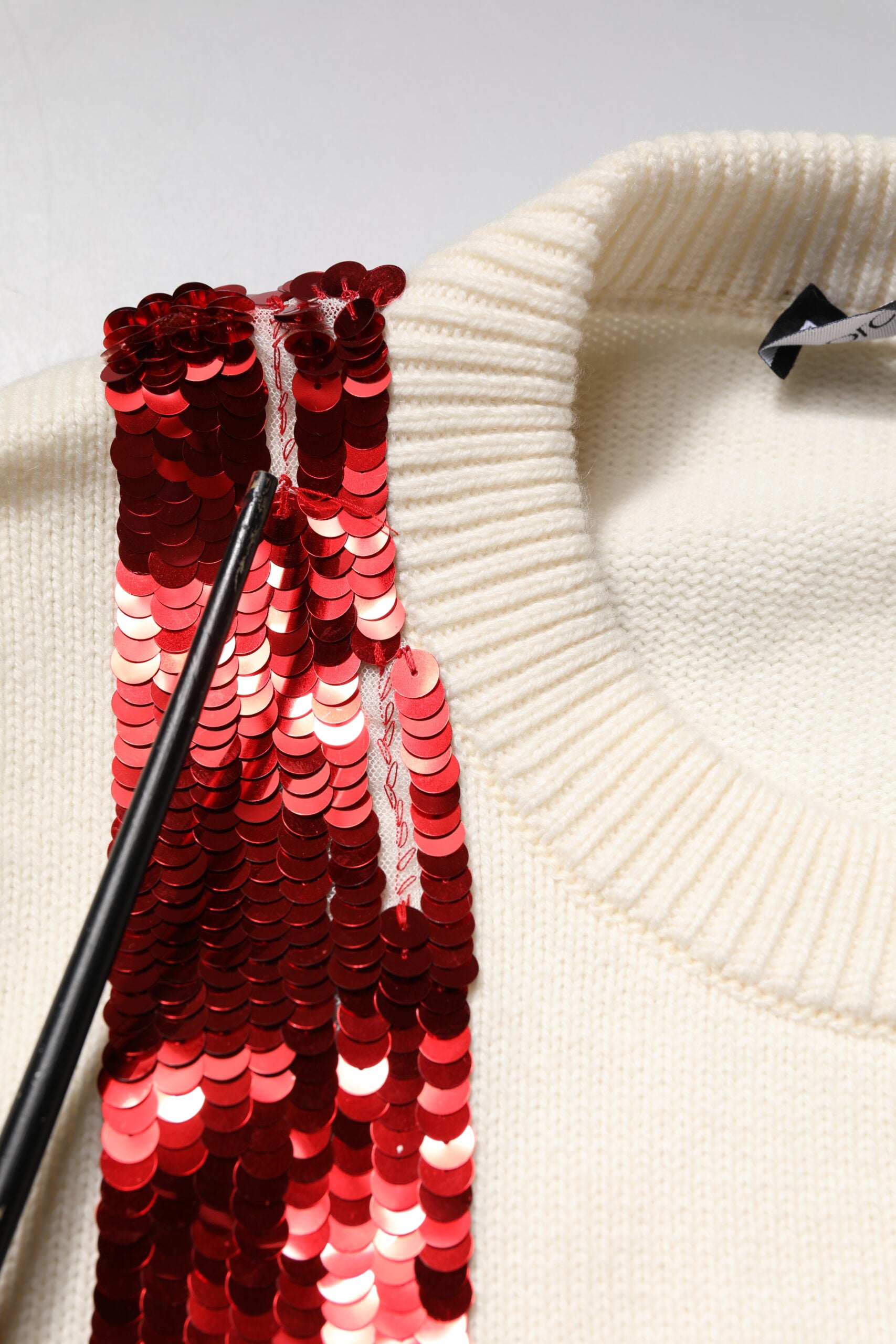 Weißer Pullover mit Rundhalsausschnitt und Pailletten