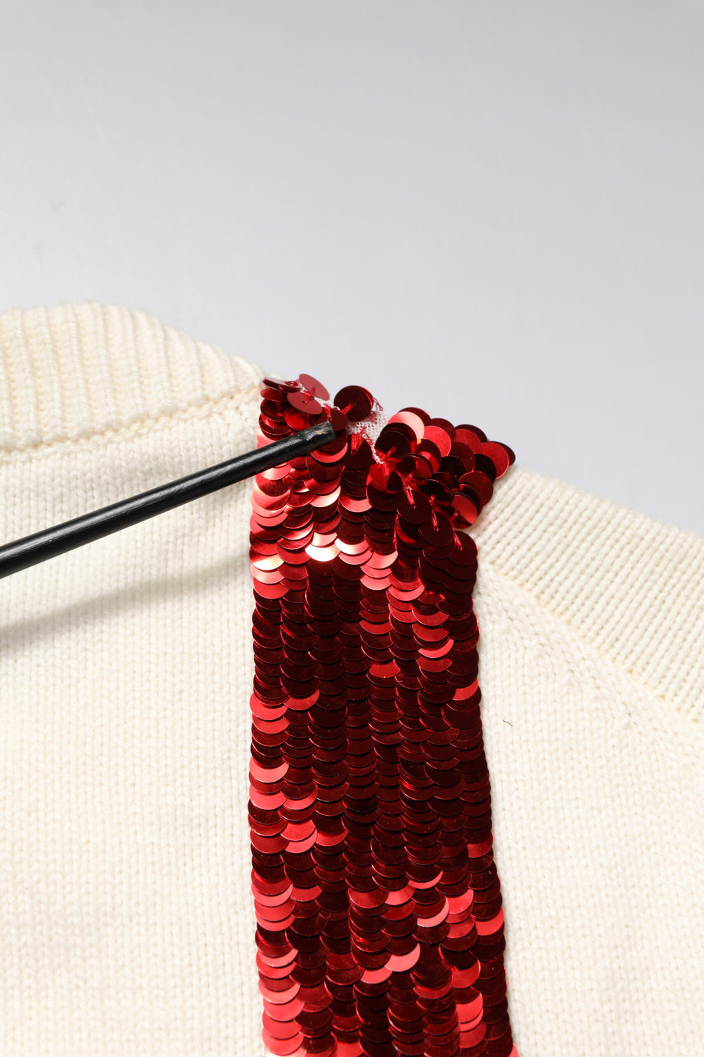 Weißer Pullover mit Rundhalsausschnitt und Pailletten