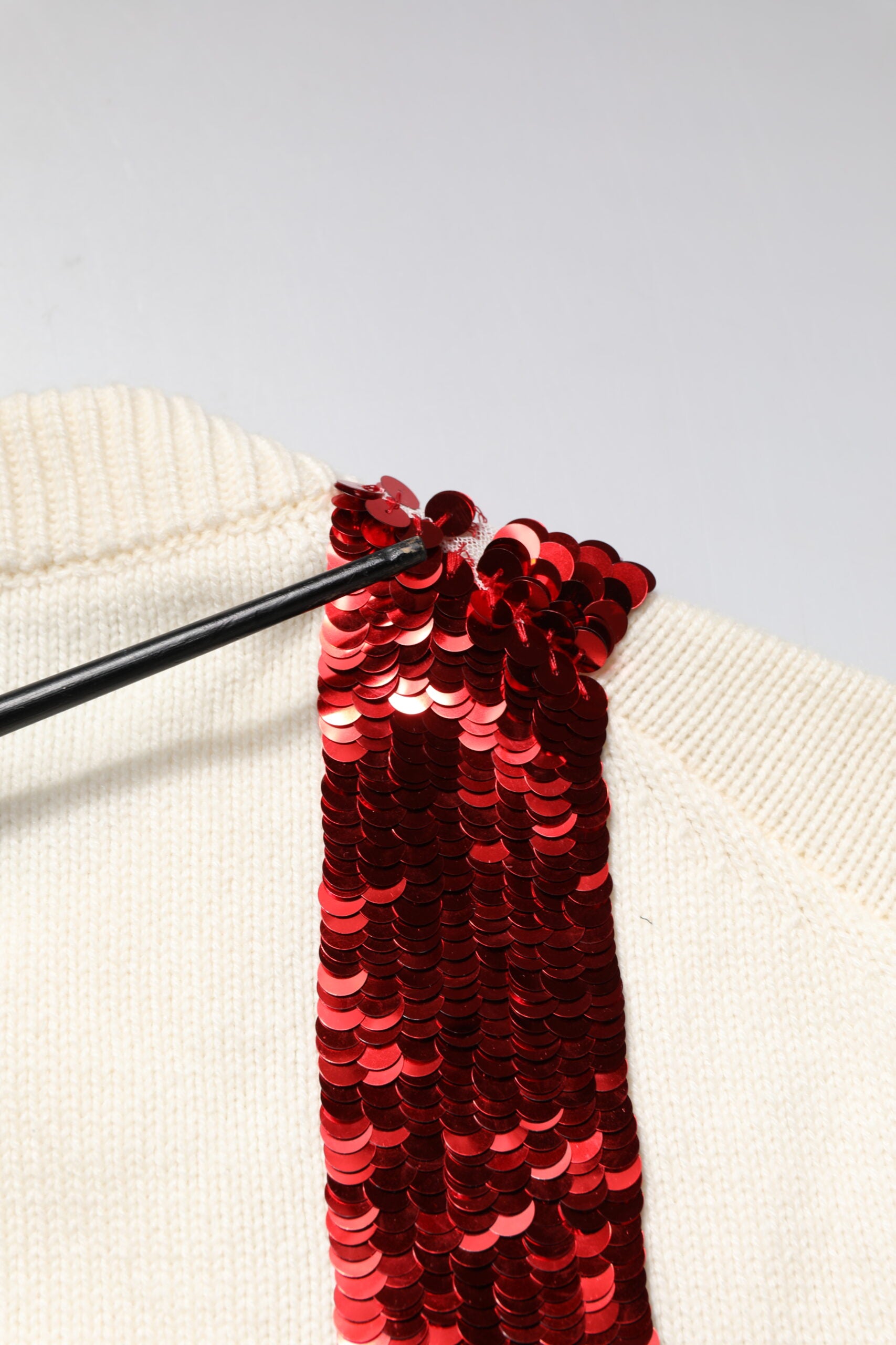 Weißer Pullover mit Rundhalsausschnitt und Pailletten