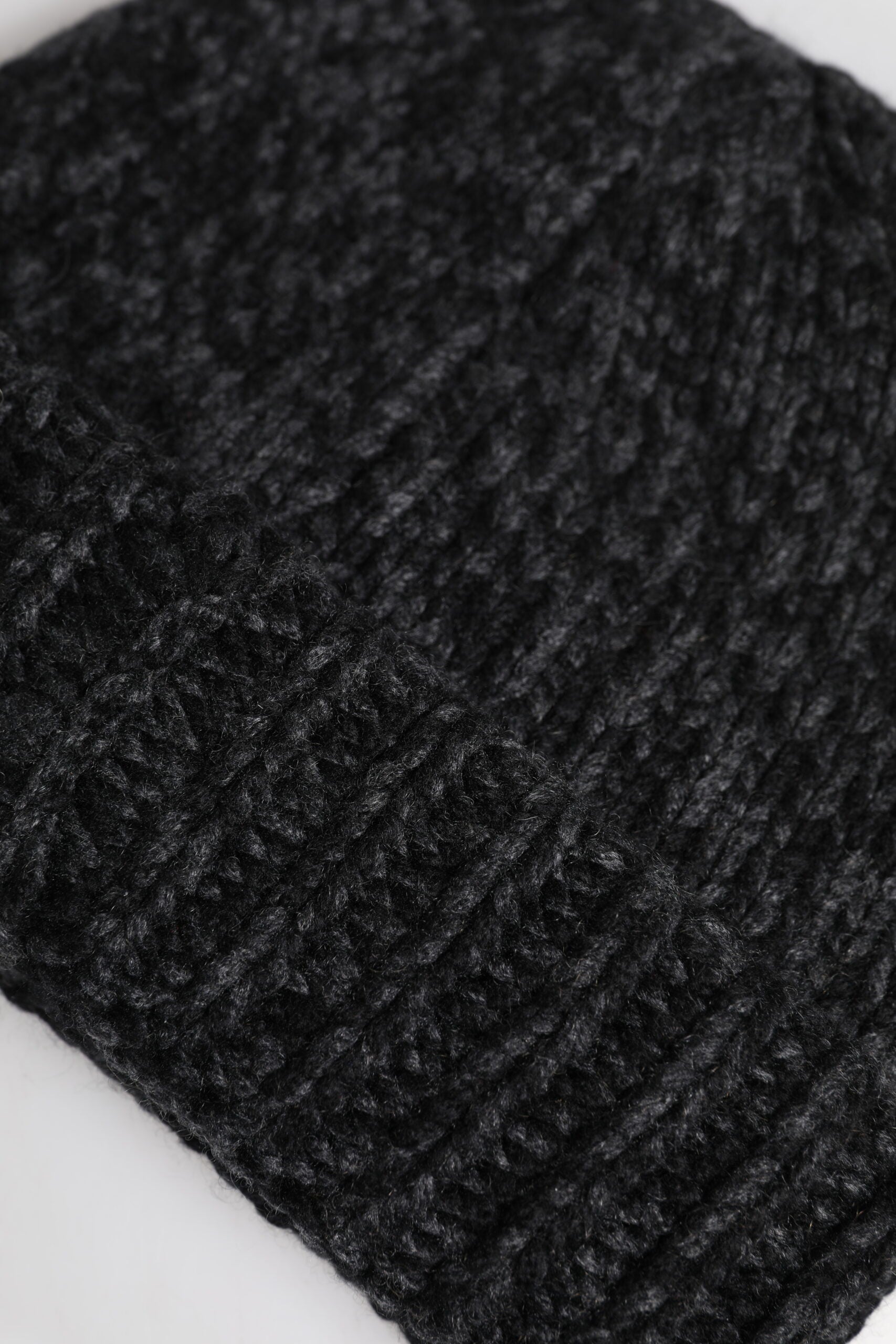 Graue Kaschmir-Strickmütze für den Winter