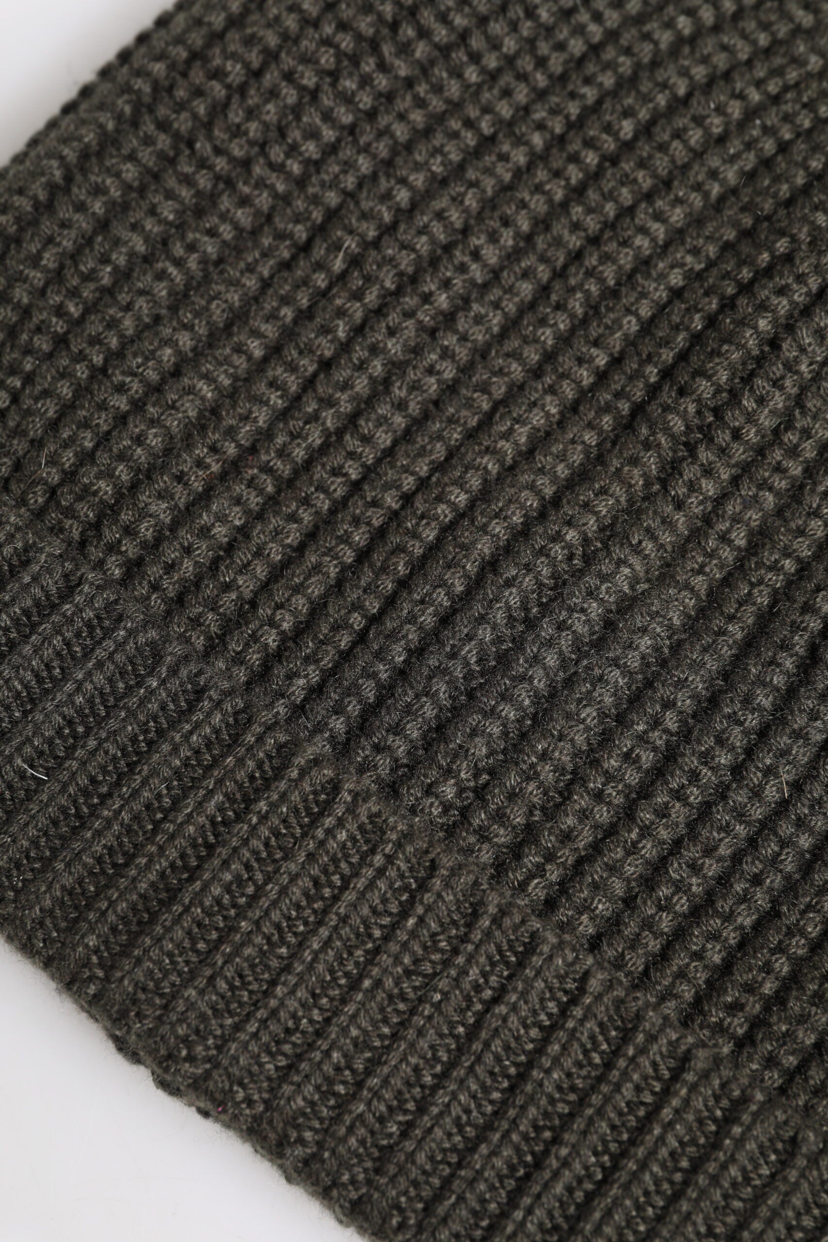 Dunkelgraue Wintermütze aus Kaschmirstrick