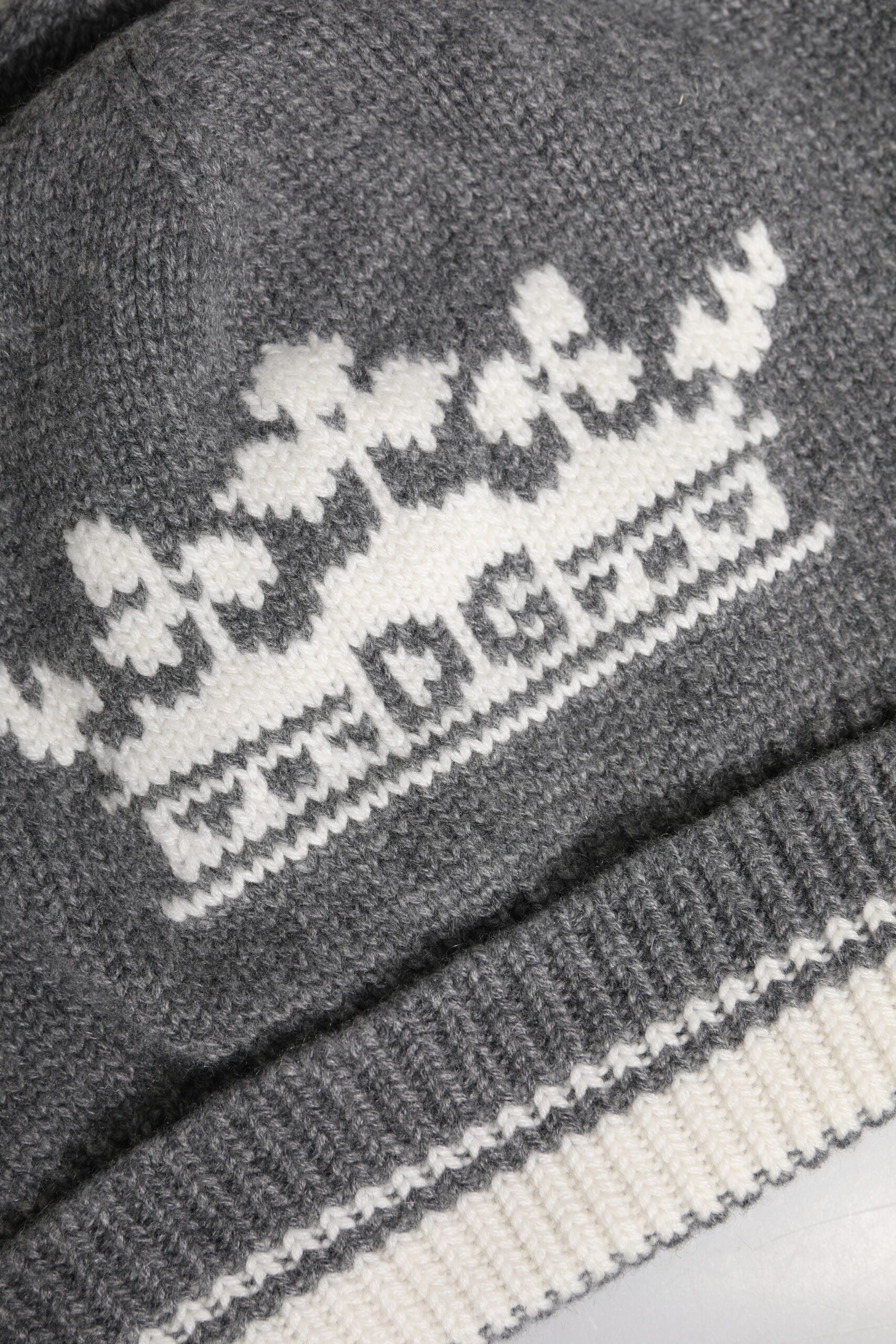 Graue Kaschmir-Strickmütze für den Winter