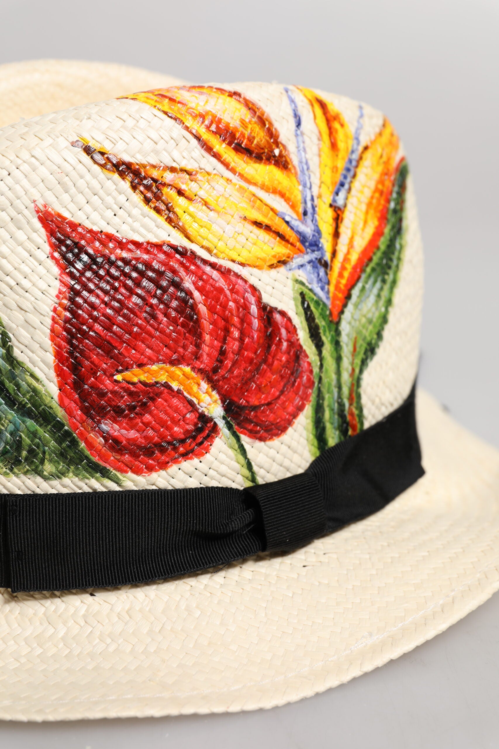 Beigefarbener Fedora-Hut aus Stroh mit Blumenmuster und breiter Krempe