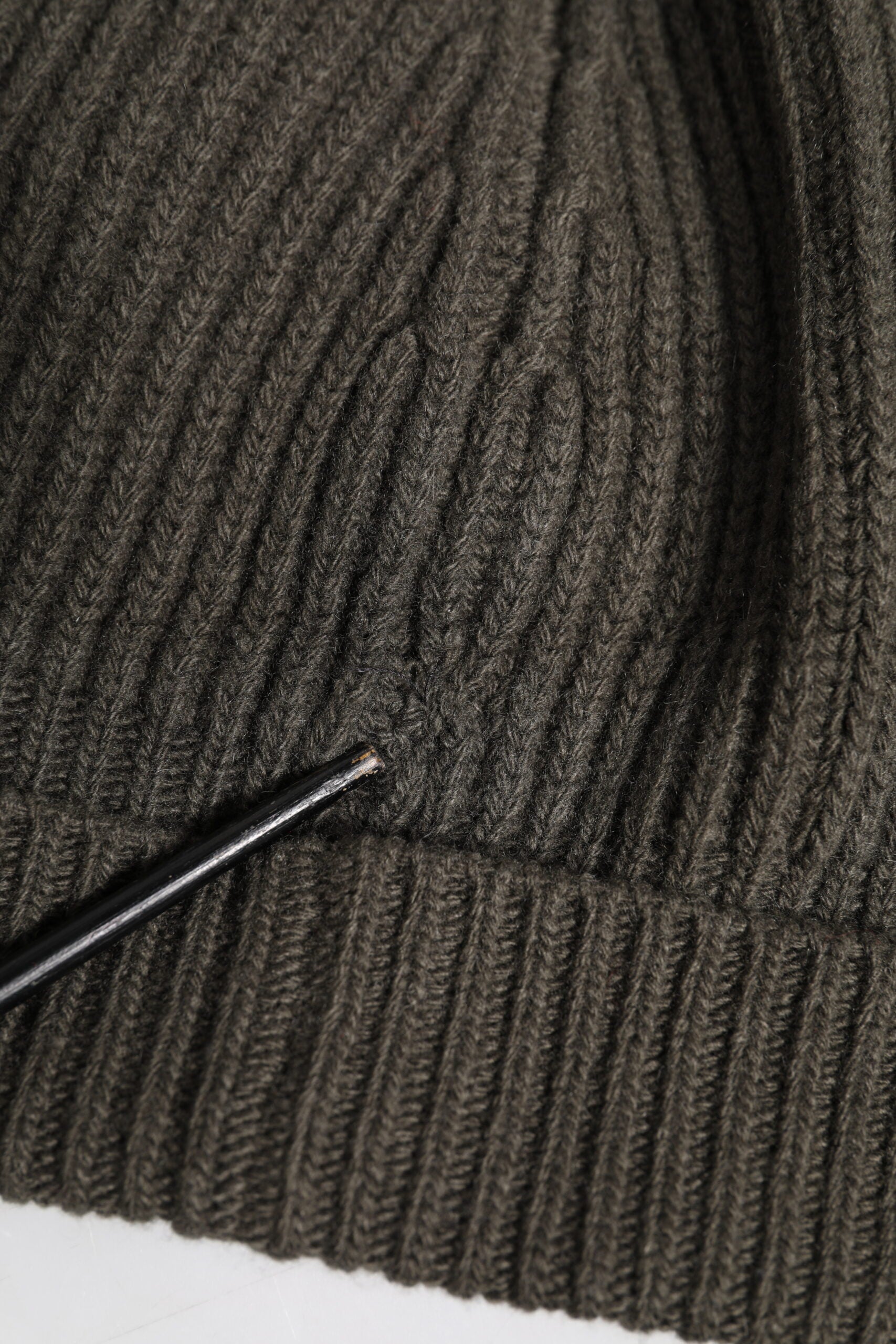 Grüne Wintermütze aus Wolle mit DG-Plakette