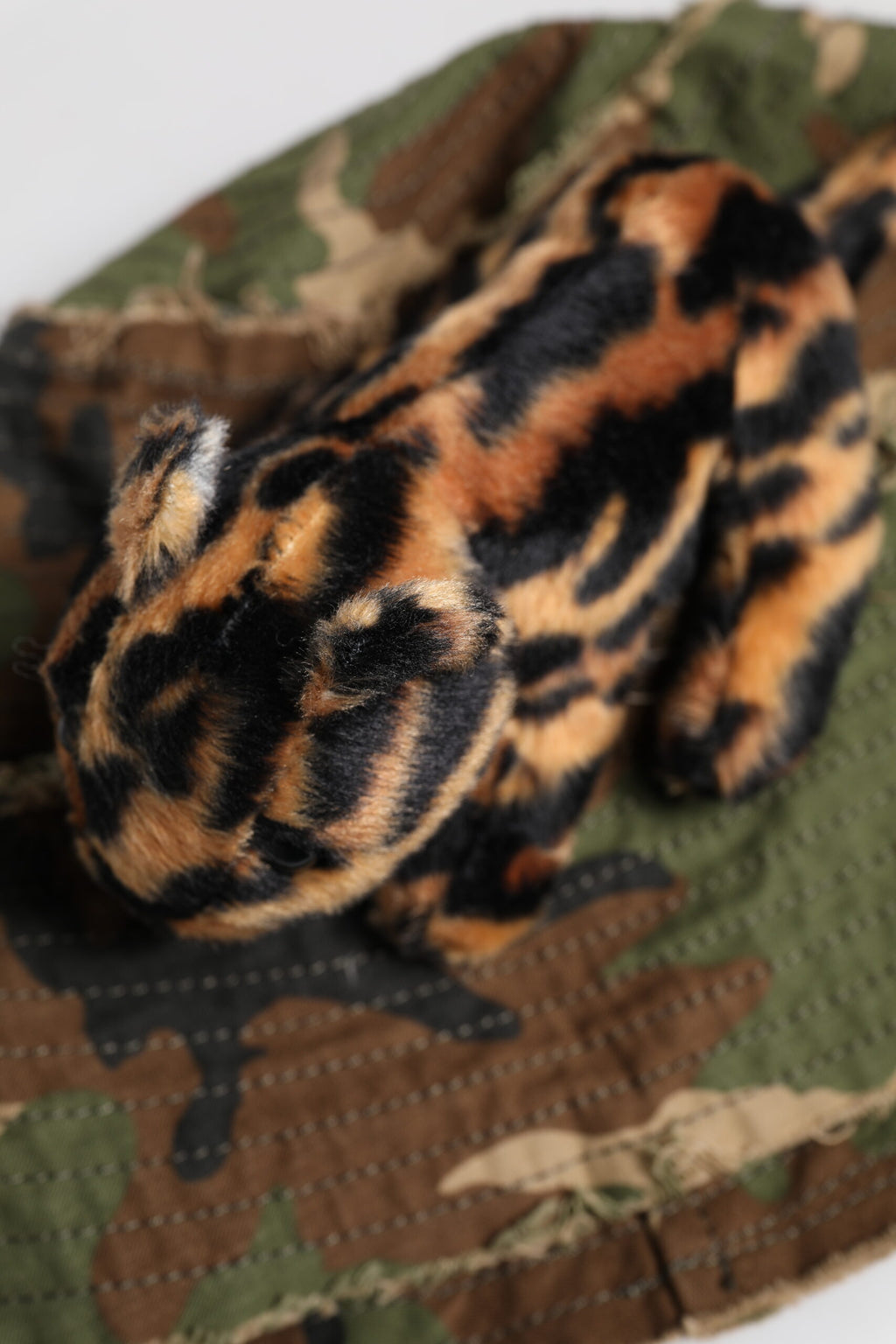 Mehrfarbiger Fischerhut mit breiter Krempe und Leopardenverzierung