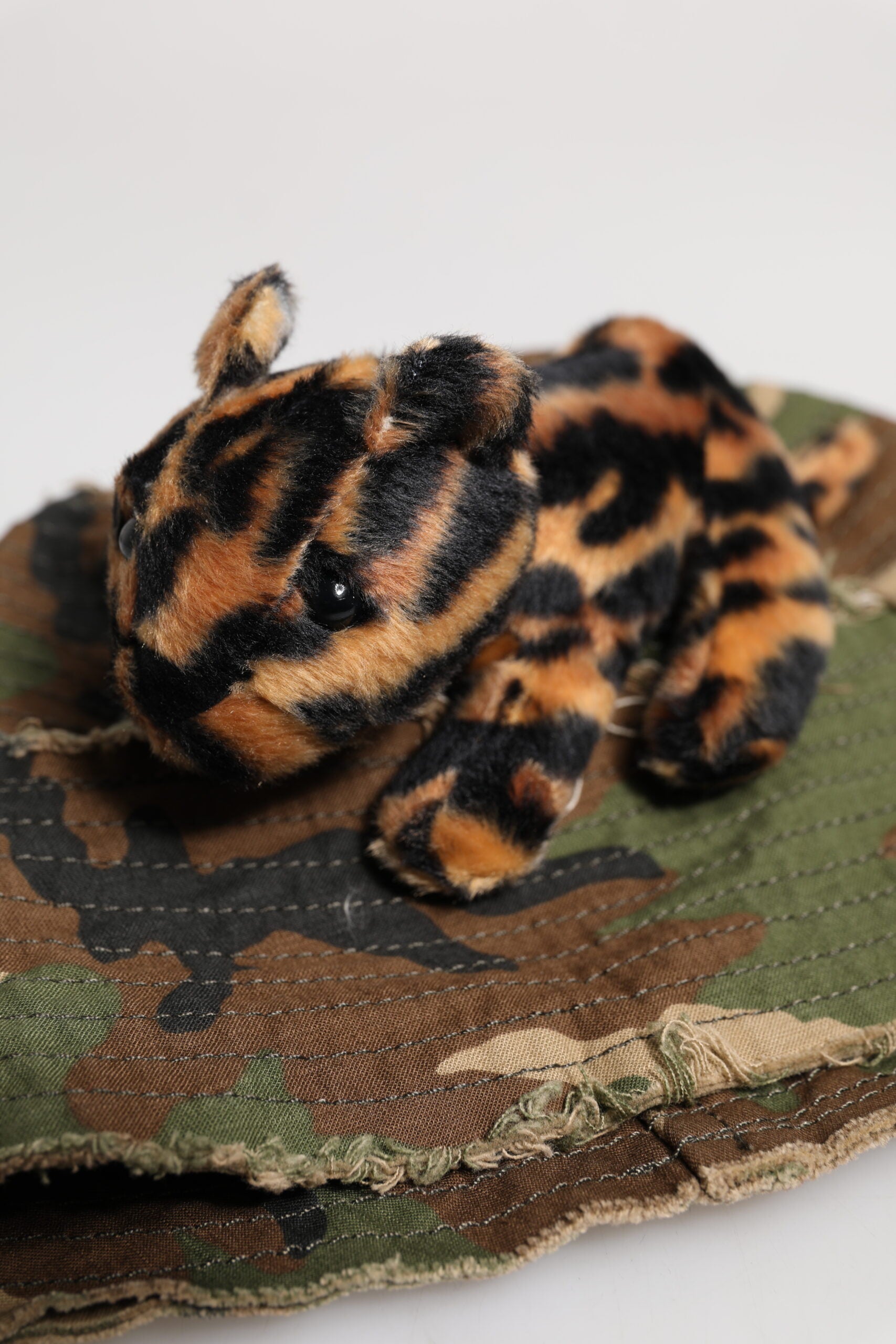 Mehrfarbiger Fischerhut mit breiter Krempe und Leopardenverzierung