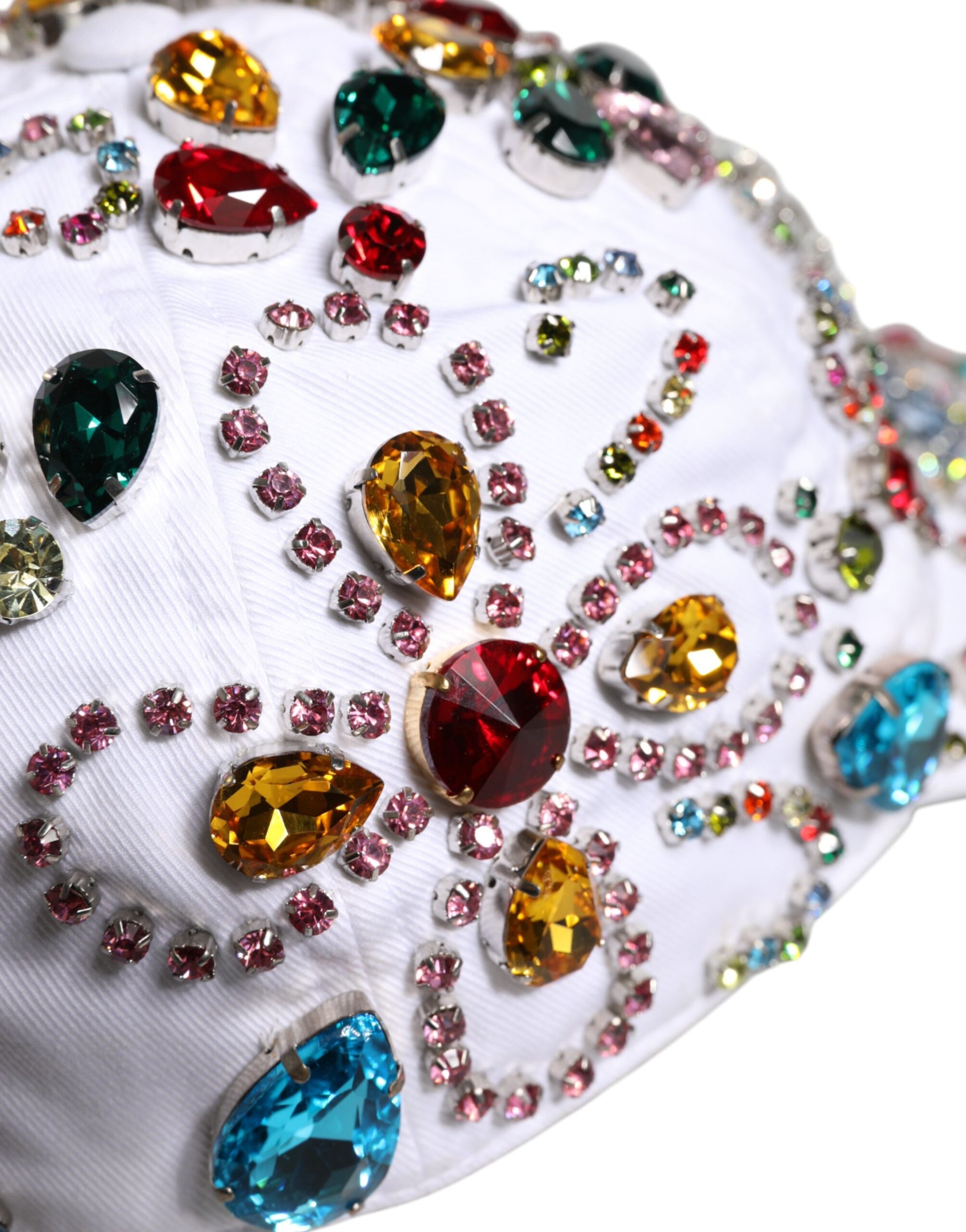 Weiße, mehrfarbige Baseballkappe mit Kristallverzierung