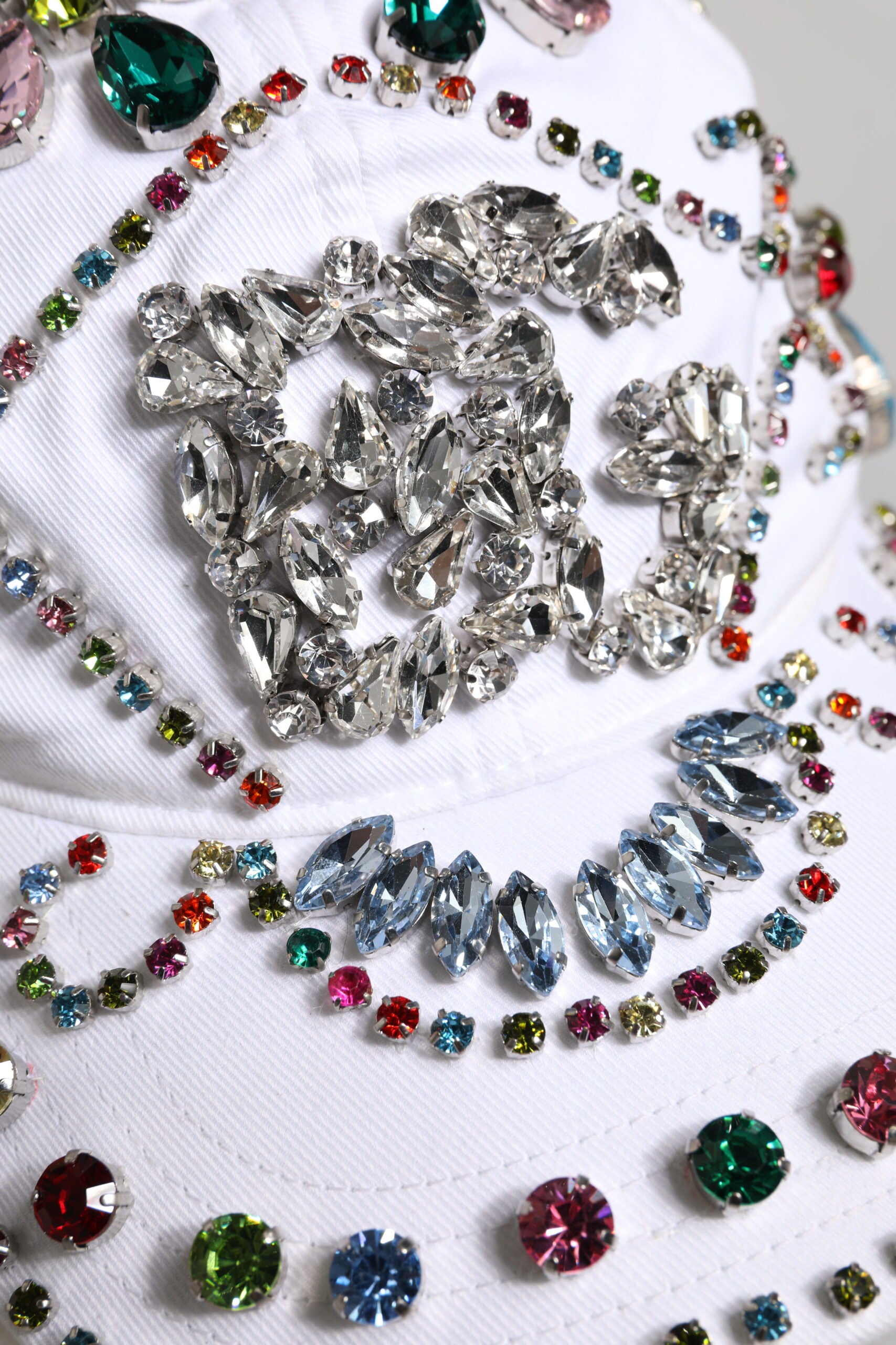 Weiße, mehrfarbige Baseballkappe mit Kristallverzierung