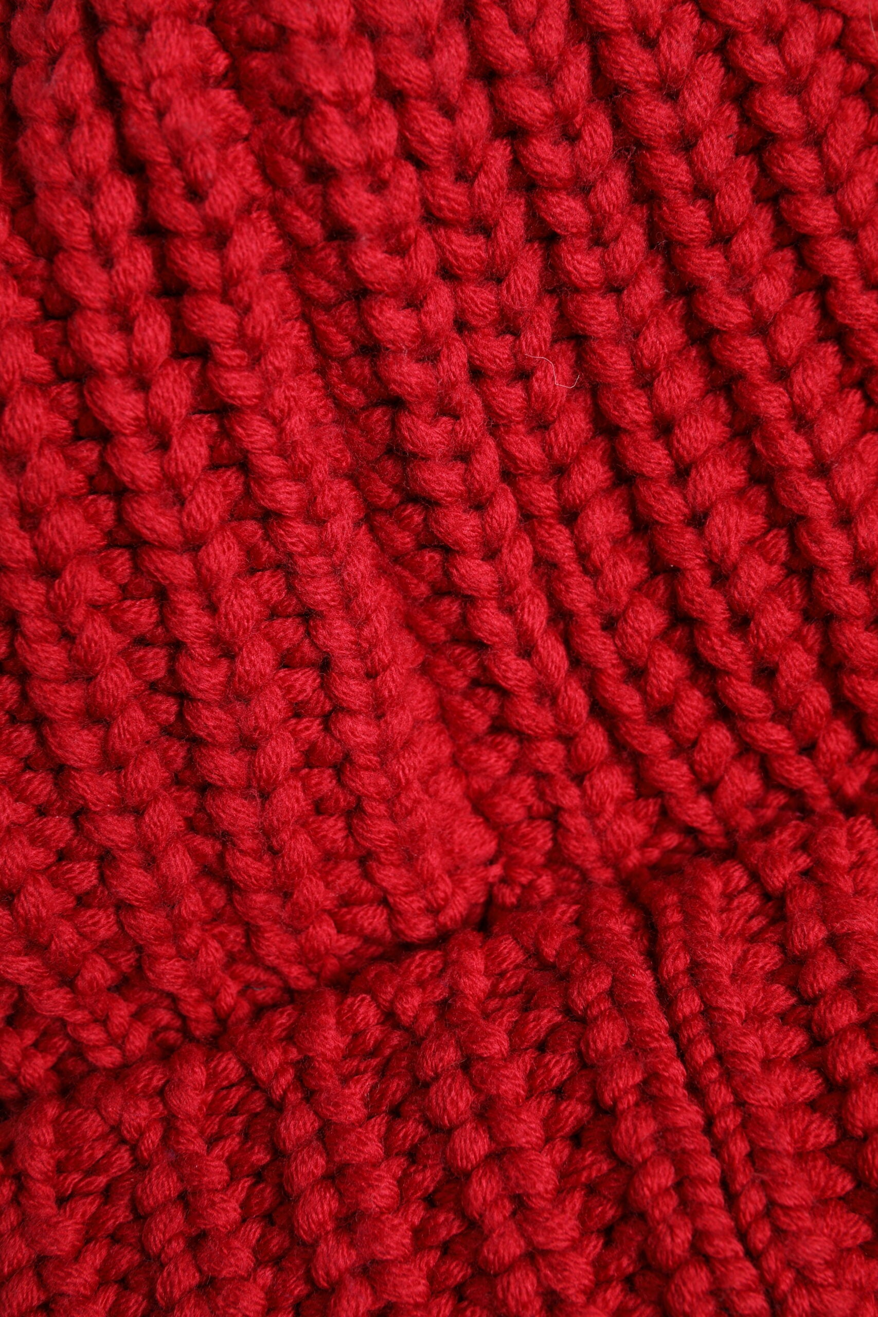 Rote Wintermütze aus gestrickter Wolle