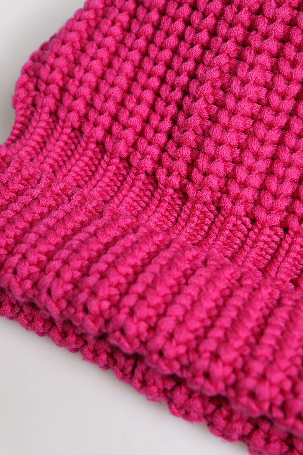 Rosa Wintermütze aus gestrickter Wolle