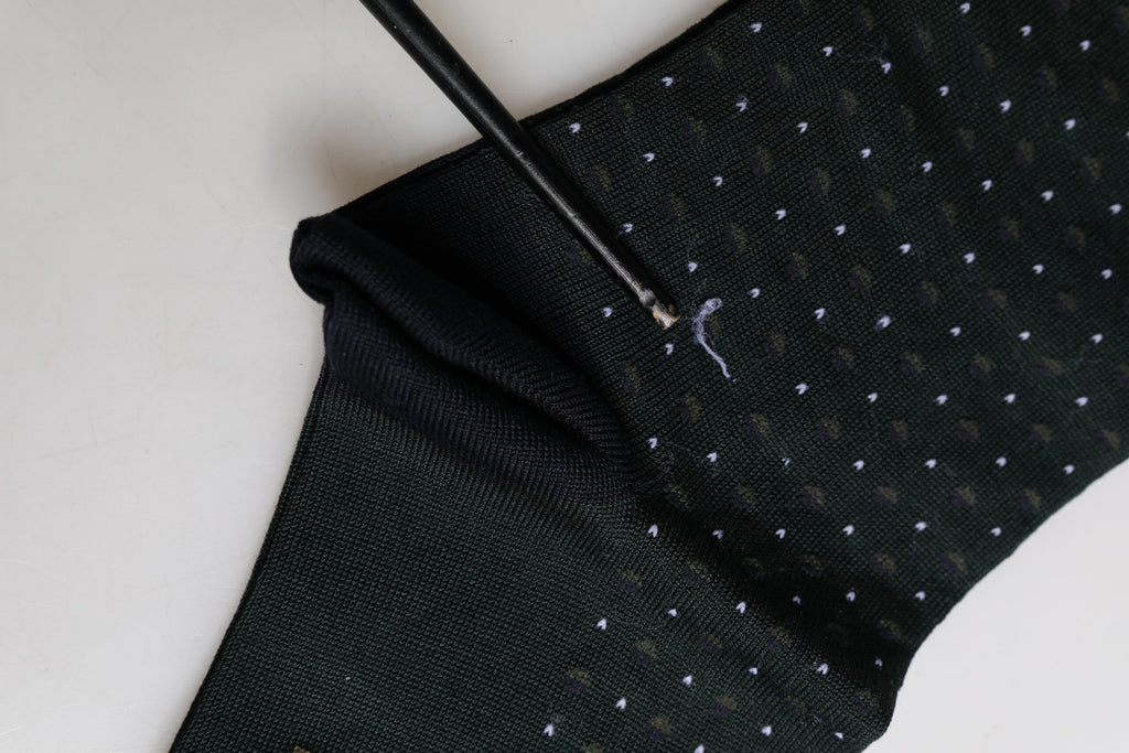 Schwarze, gepunktete Baumwollsocken bis zur Mitte der Wade