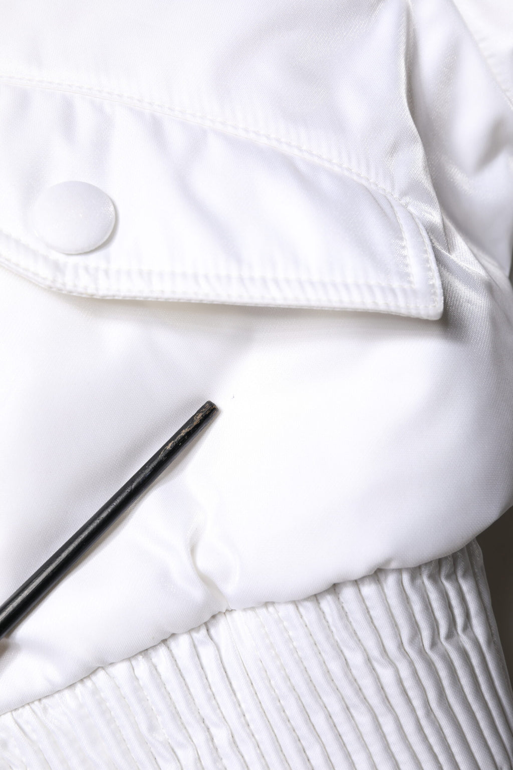 Weiße, kurze Bomberjacke aus Nylon mit durchgehendem Reißverschluss