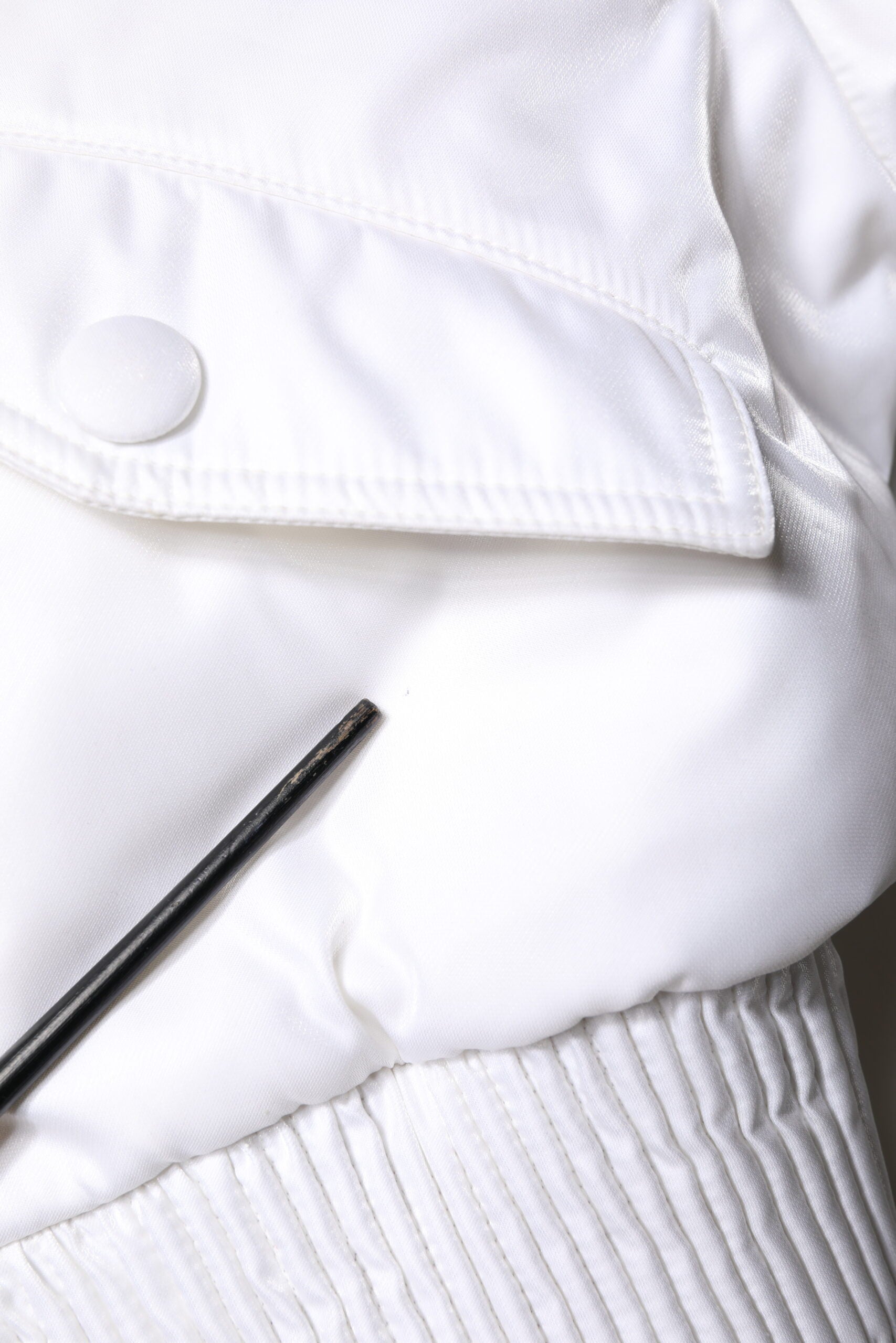 Weiße, kurze Bomberjacke aus Nylon mit durchgehendem Reißverschluss