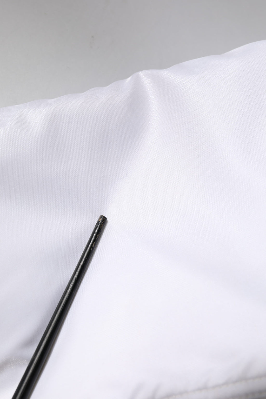 Weiße, kurze Bomberjacke aus Nylon mit durchgehendem Reißverschluss