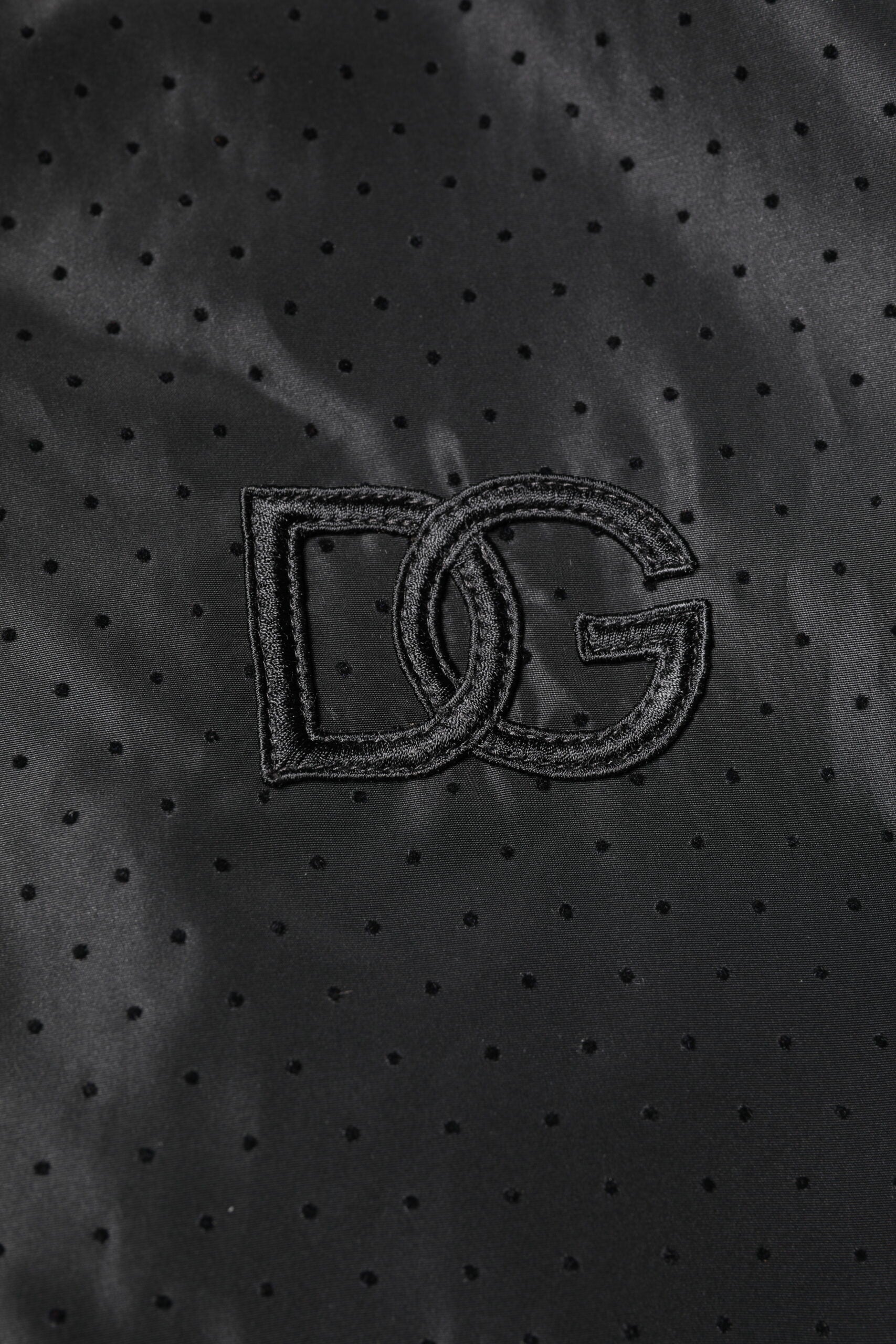 Schwarze Bomberjacke mit langen Ärmeln und durchgehendem Reißverschluss