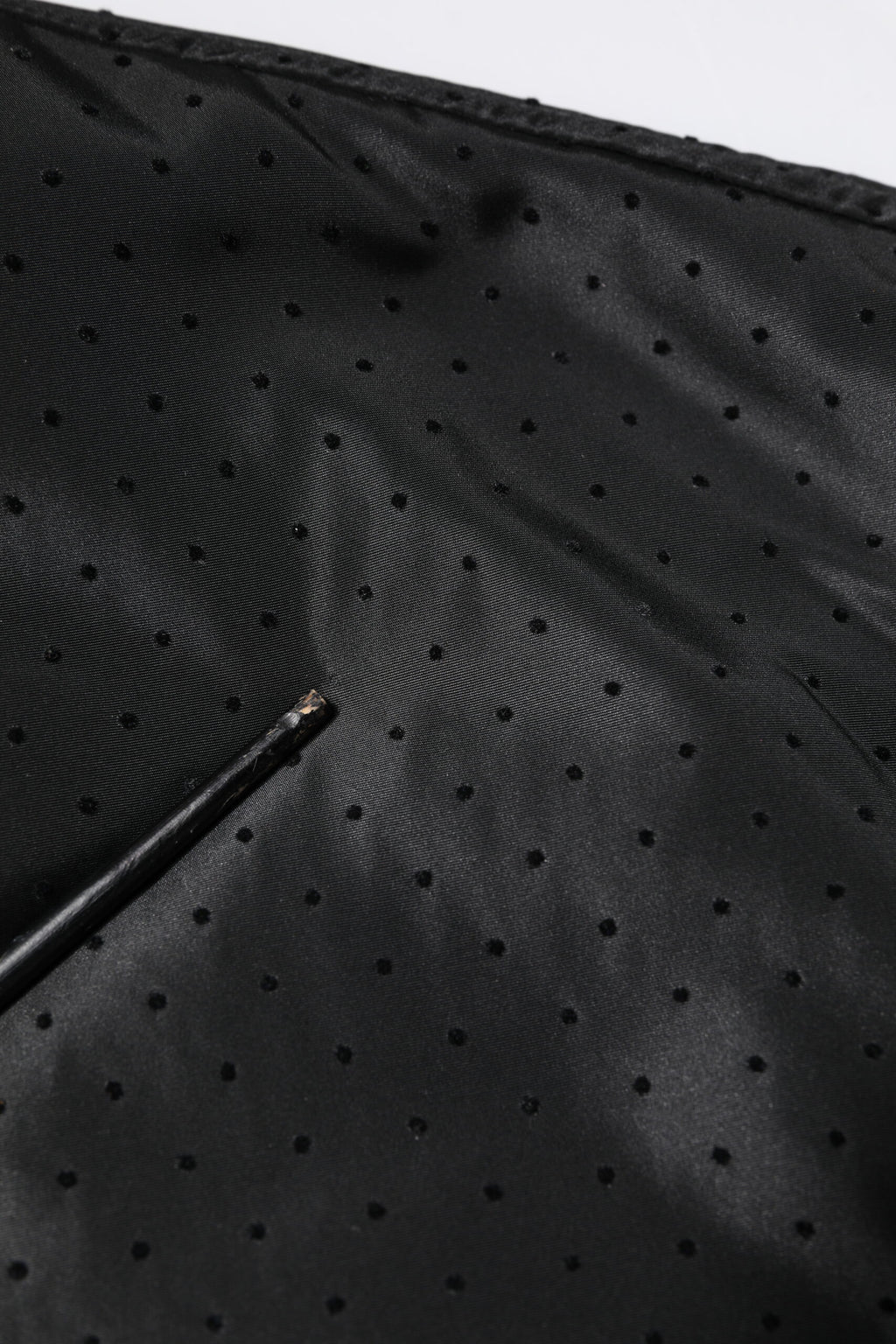 Schwarze Bomberjacke mit langen Ärmeln und durchgehendem Reißverschluss