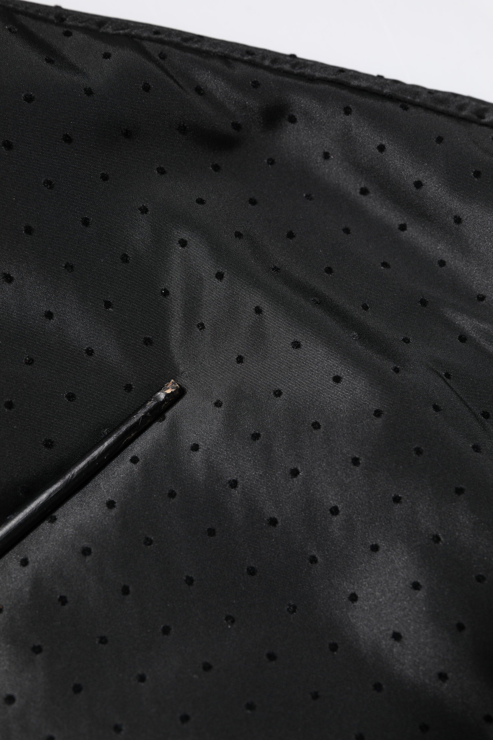 Schwarze Bomberjacke mit langen Ärmeln und durchgehendem Reißverschluss