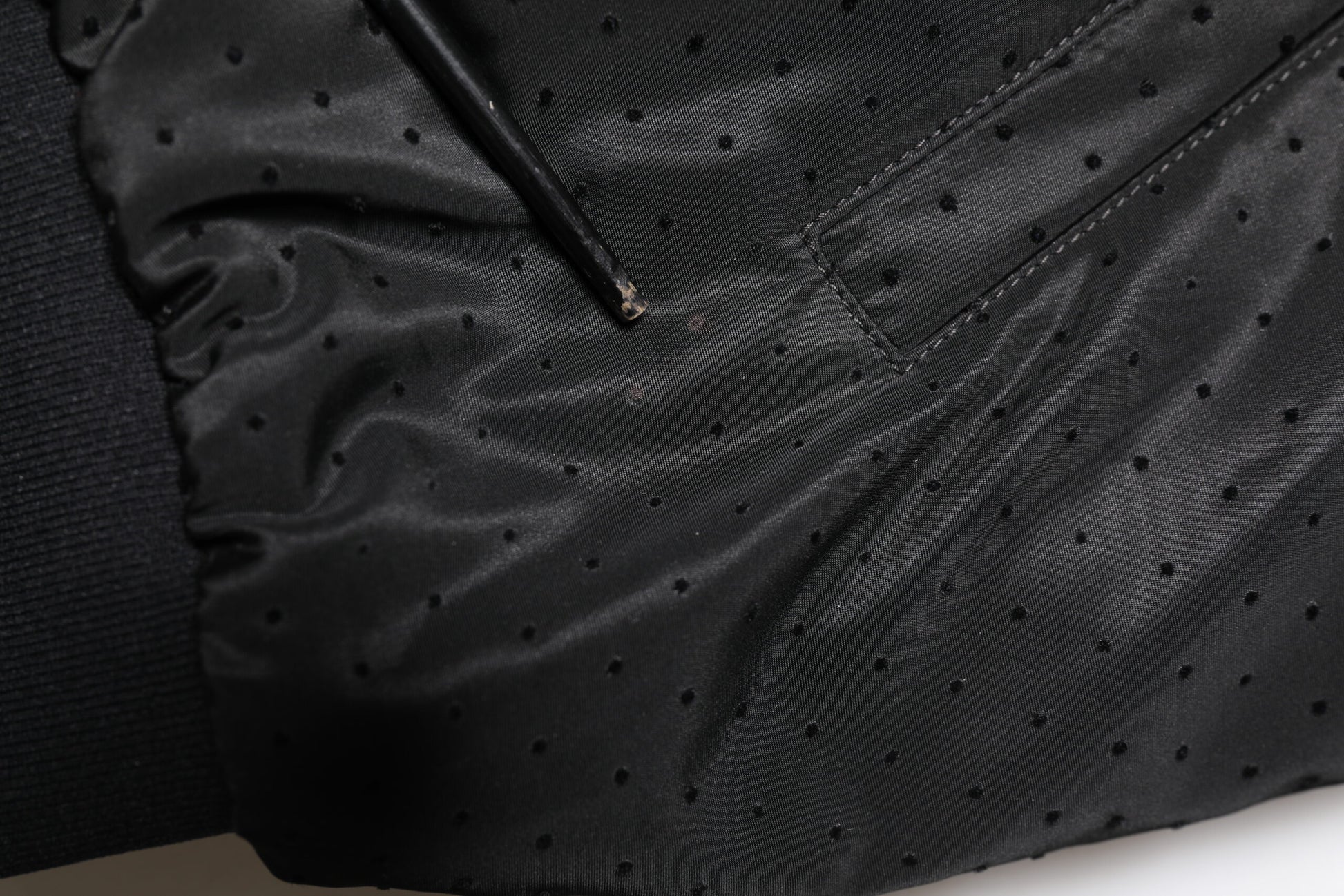 Schwarze Bomberjacke mit langen Ärmeln und durchgehendem Reißverschluss