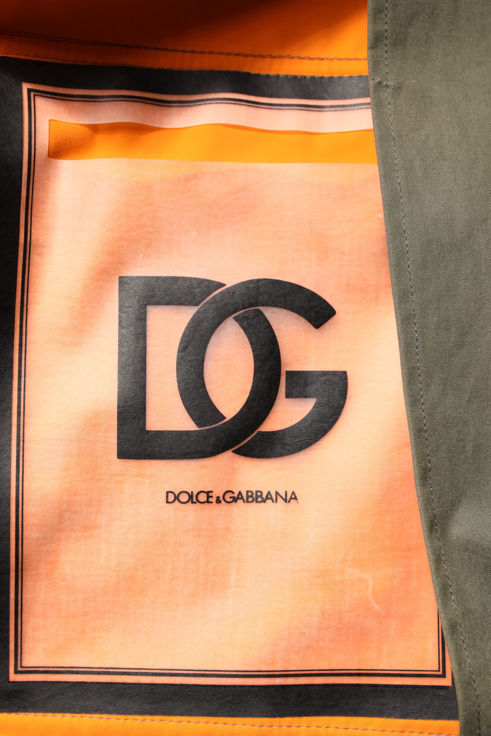 Mehrfarbige Camouflage-Kapuzenjacke mit Knöpfen