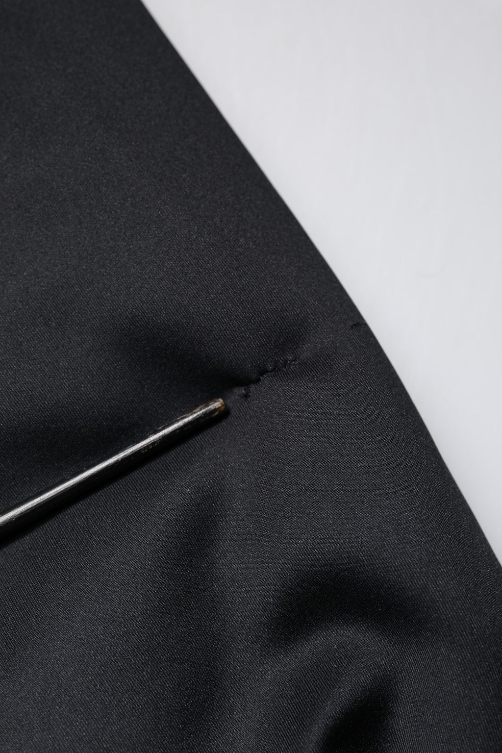 Schwarze DG-Kapuzenjacke aus Polyester mit durchgehendem Reißverschluss