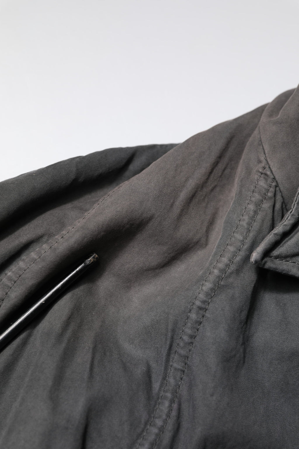 Schwarze Manteljacke aus einfarbiger Baumwolle mit Kragen