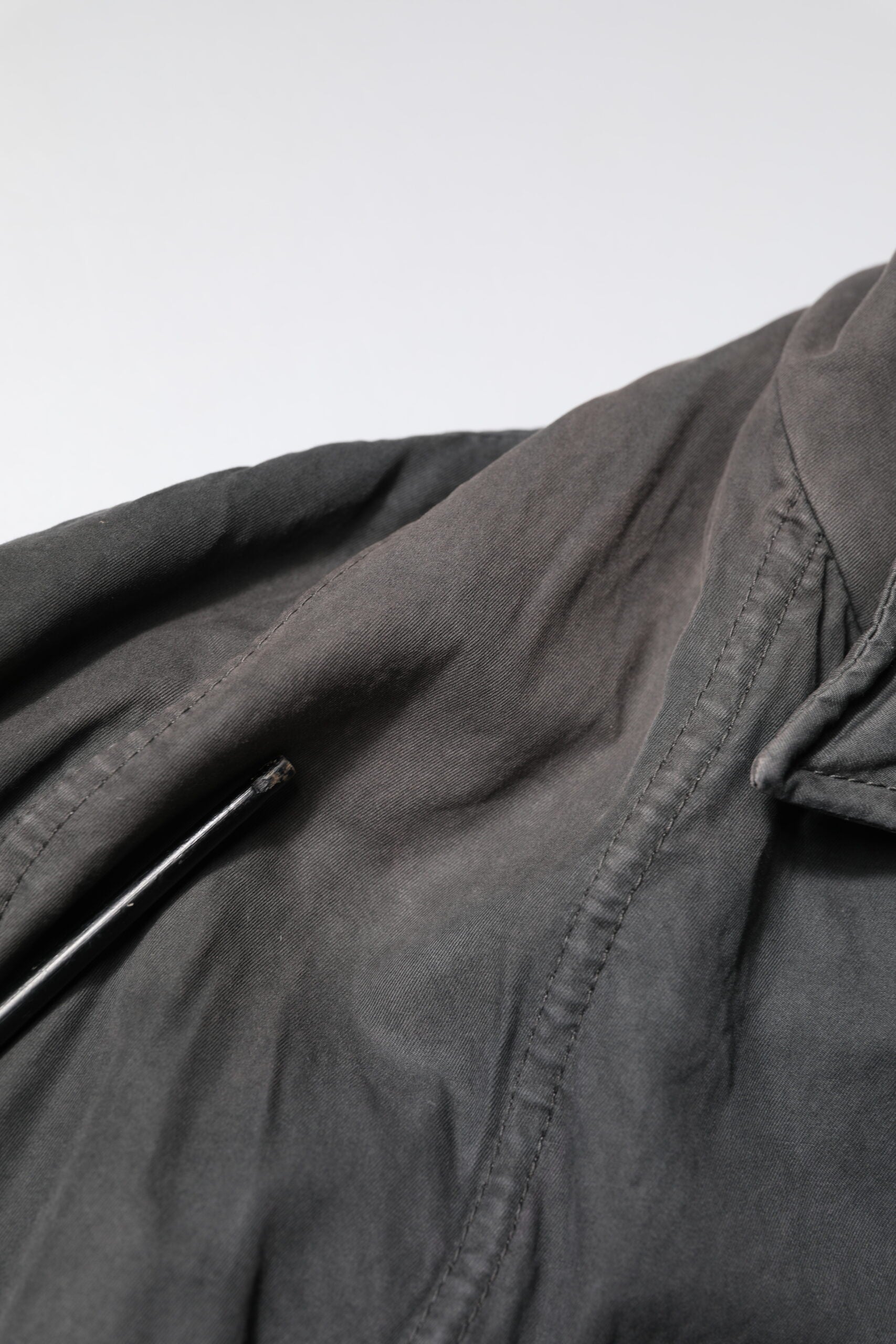 Schwarze Manteljacke aus einfarbiger Baumwolle mit Kragen