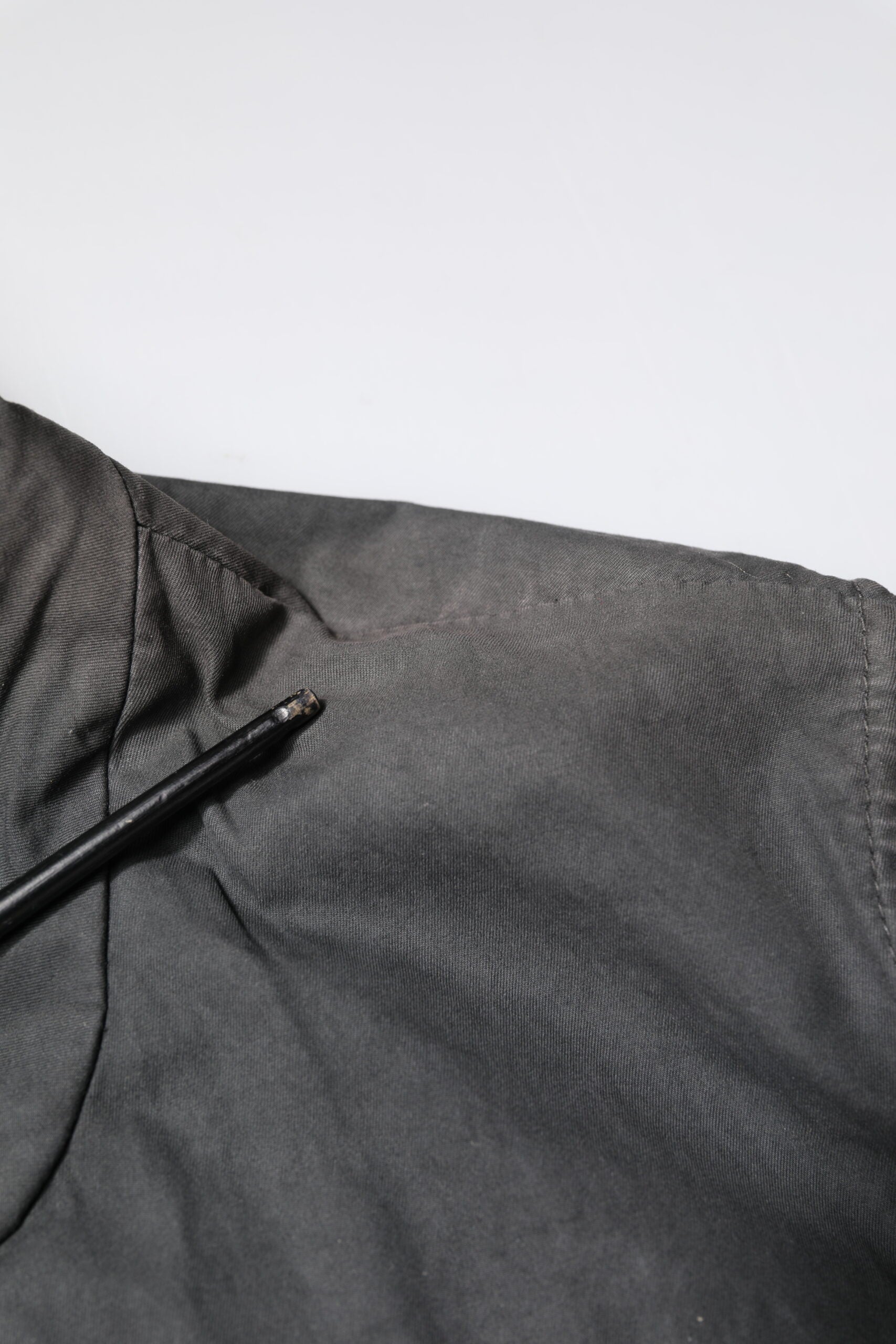 Schwarze Manteljacke aus einfarbiger Baumwolle mit Kragen