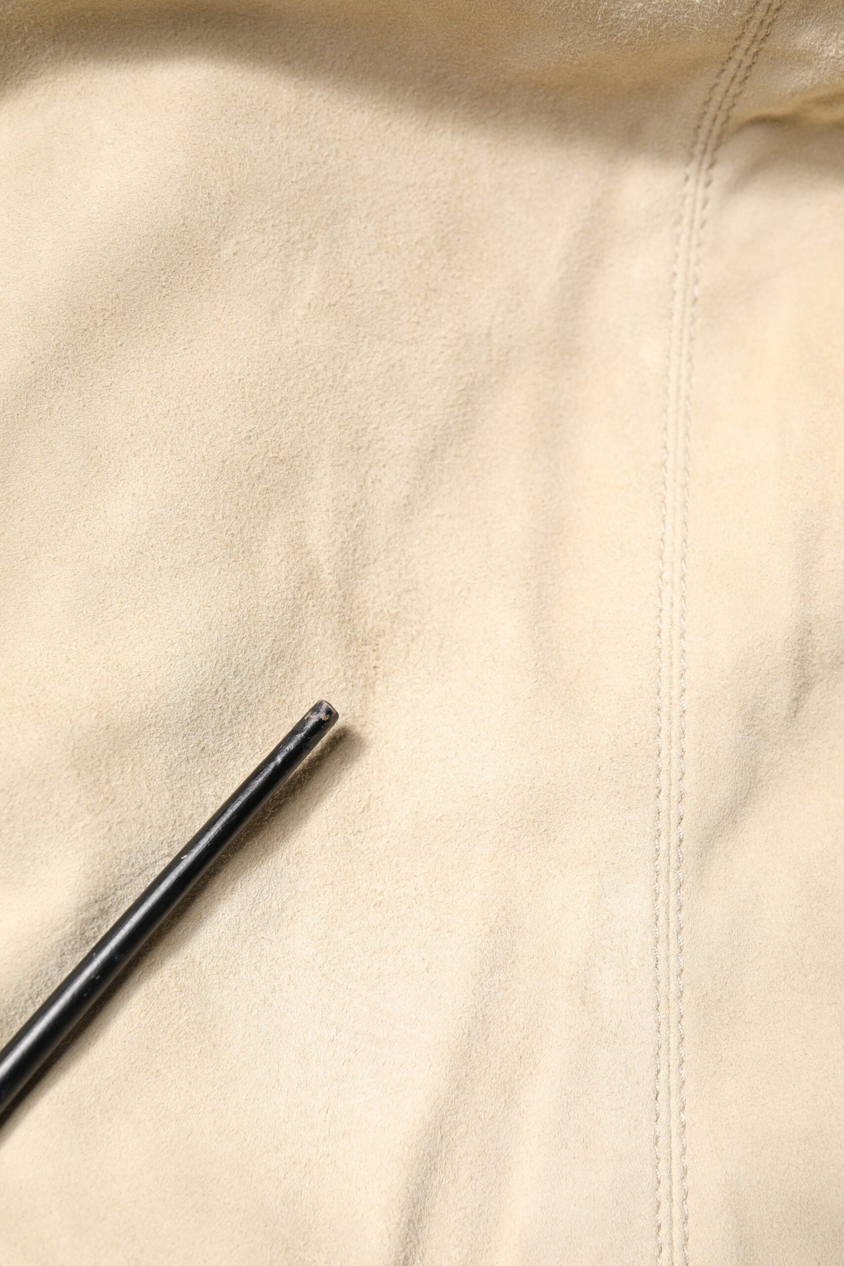 Beigefarbene Herren-Bomberjacke aus Lammfell mit durchgehendem Reißverschluss