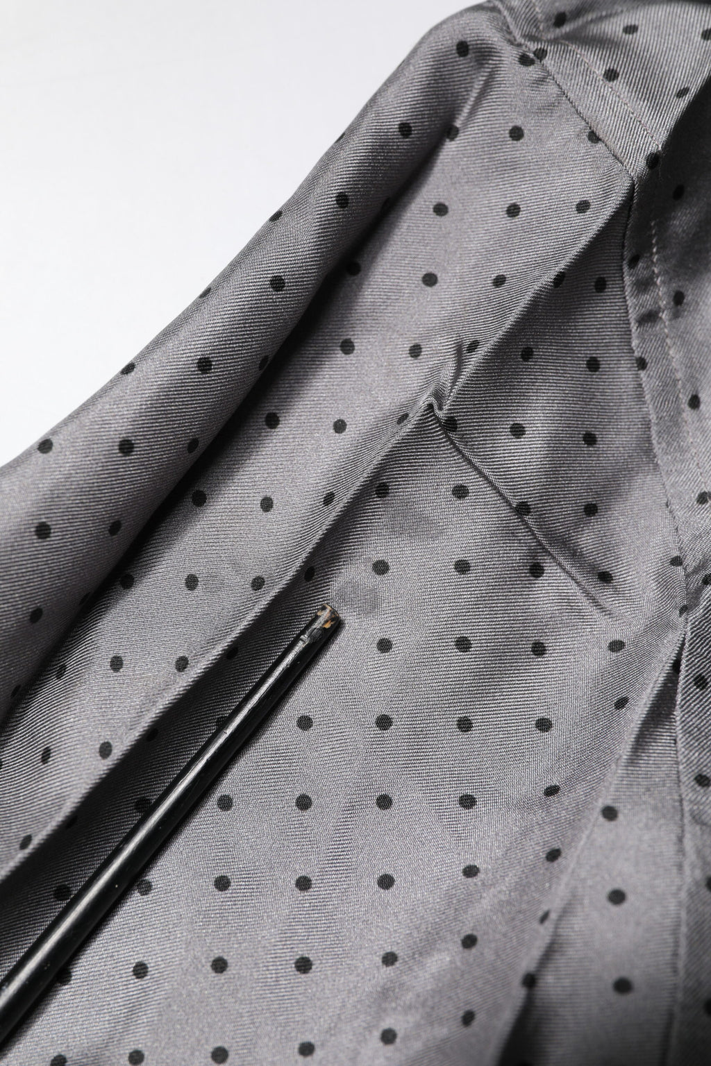 Graues Langarmhemd aus Seide mit Polka Dots