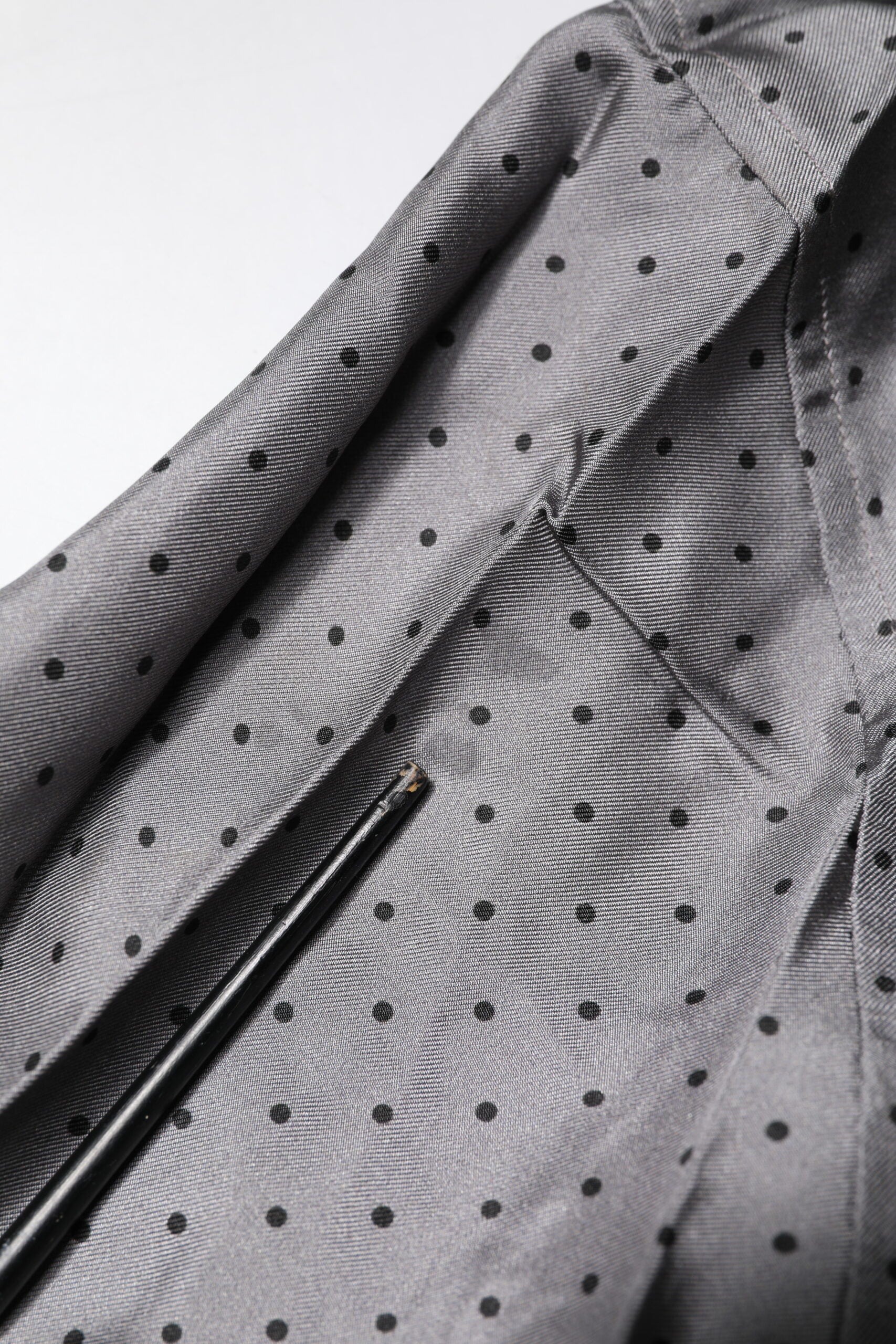 Graues Langarmhemd aus Seide mit Polka Dots