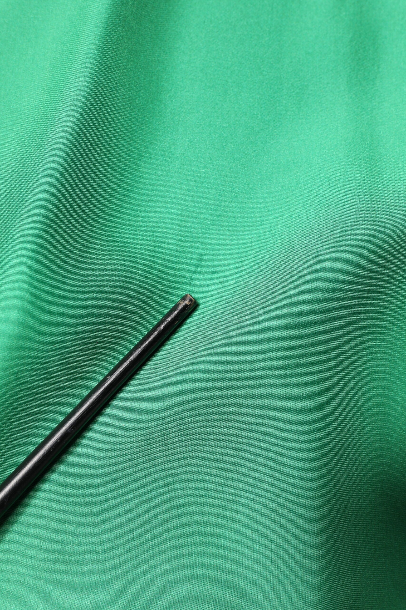 Grünes Freizeithemd aus Seidensatin mit langen Ärmeln