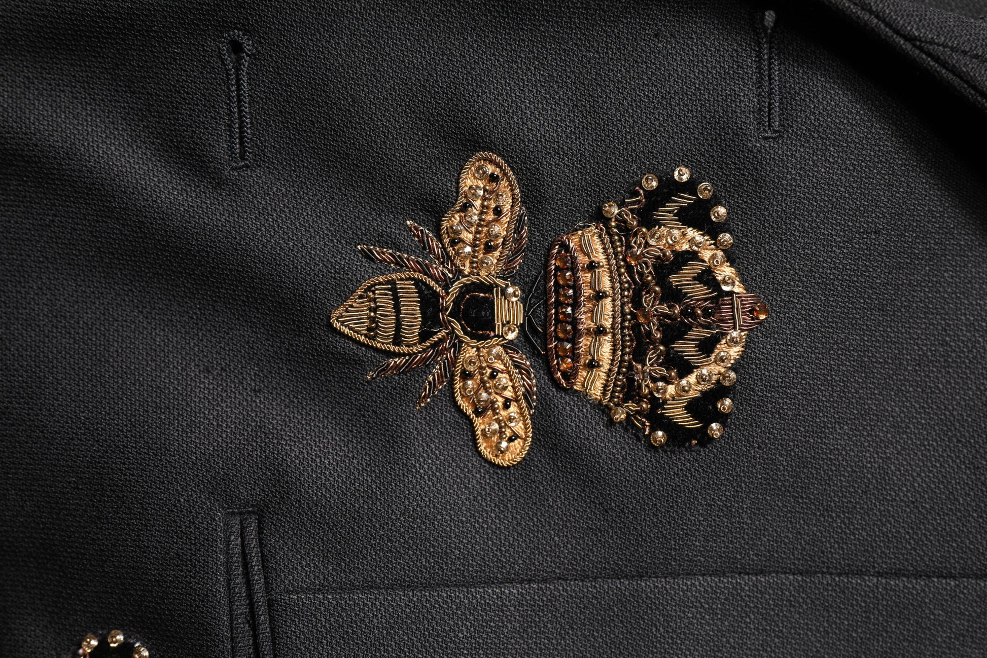 Schwarzer 2-teiliger Anzug mit Bienenkronen-Stickerei