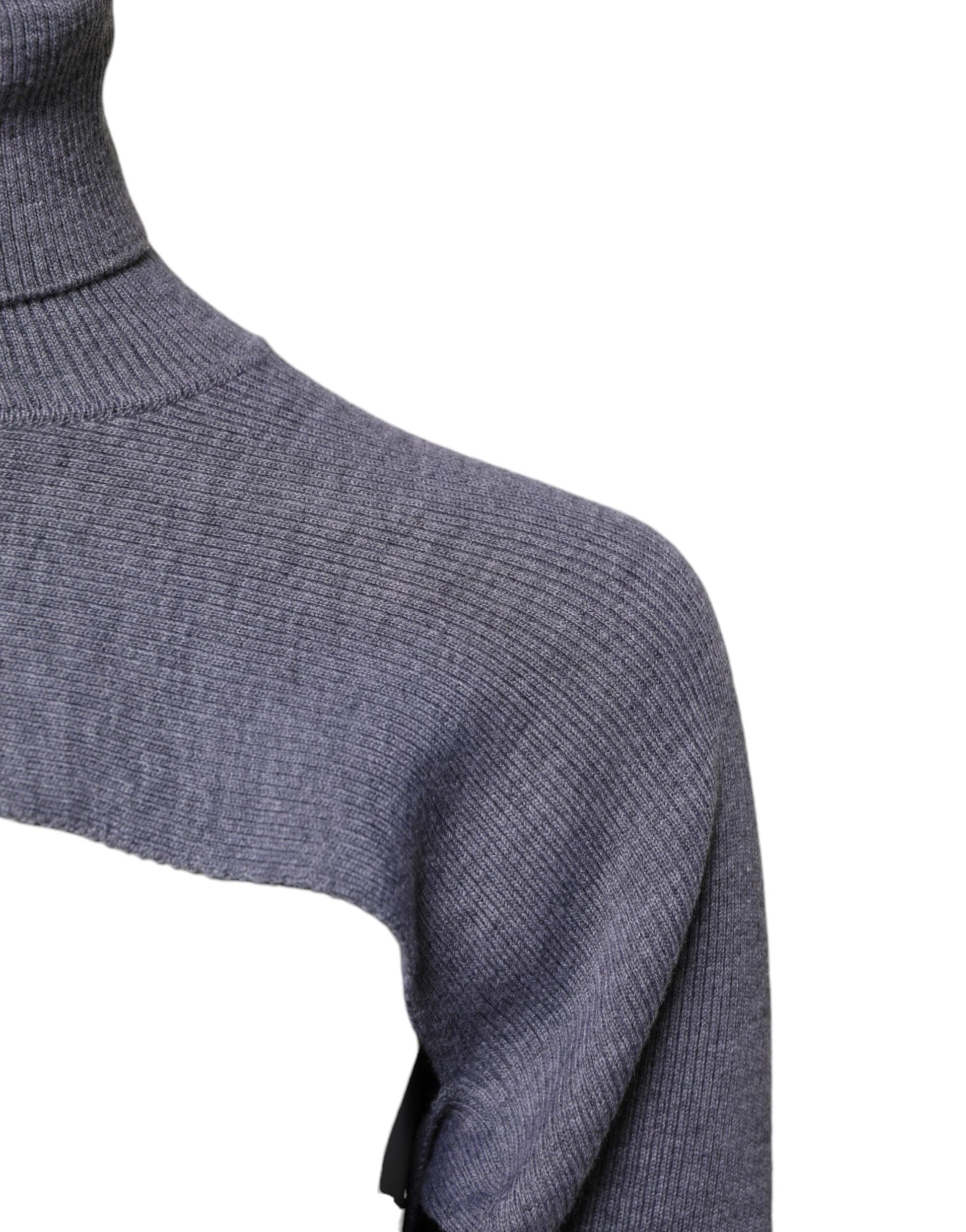 Grauer Rollkragenpullover aus Wollstrick