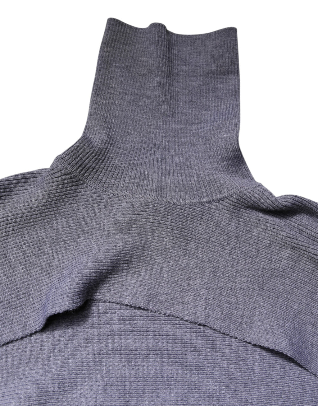 Grauer Rollkragenpullover aus Wollstrick