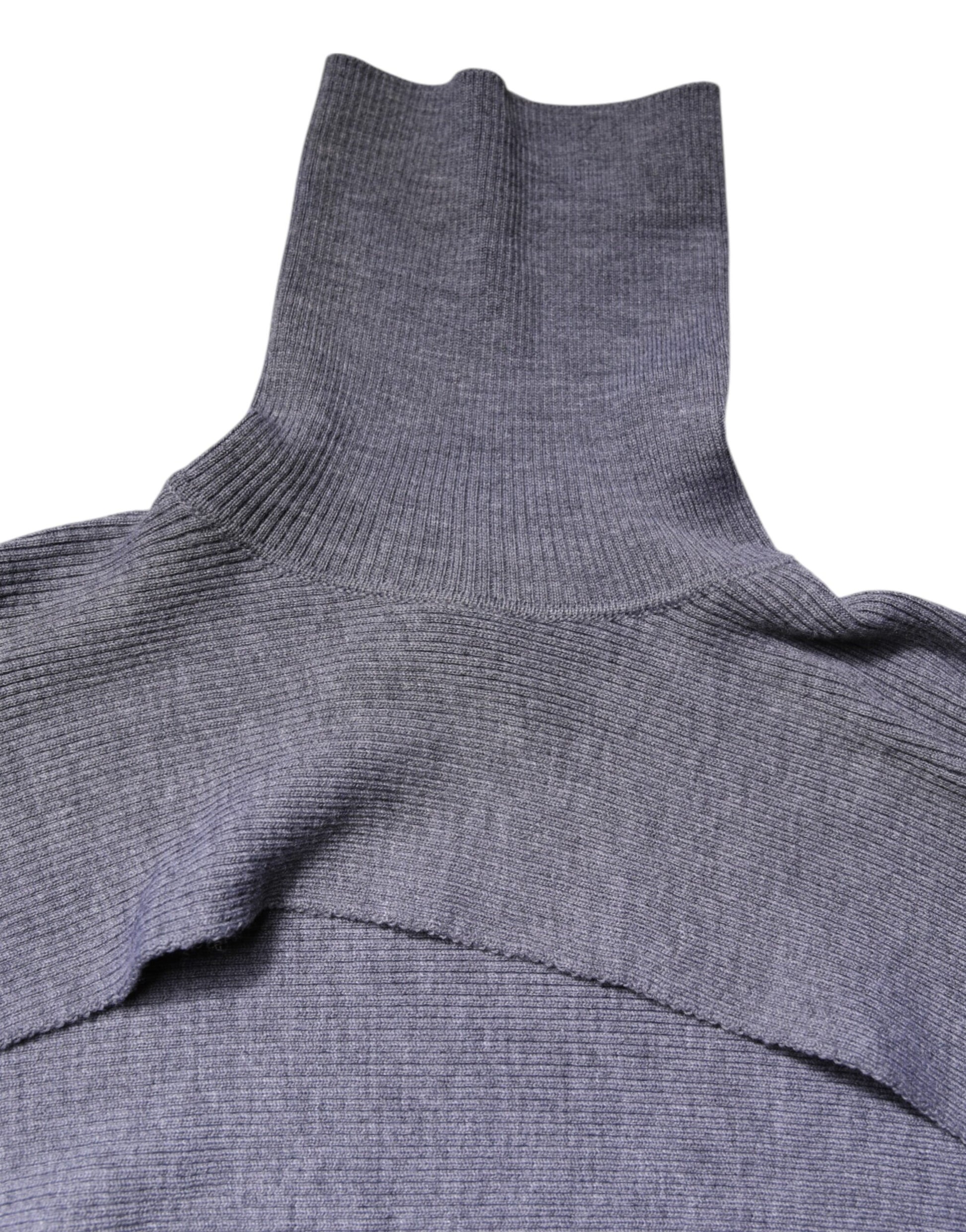 Grauer Rollkragenpullover aus Wollstrick