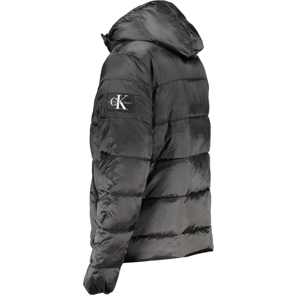 Schlichte Herrenjacke mit Kapuze und Kontrastdetails
