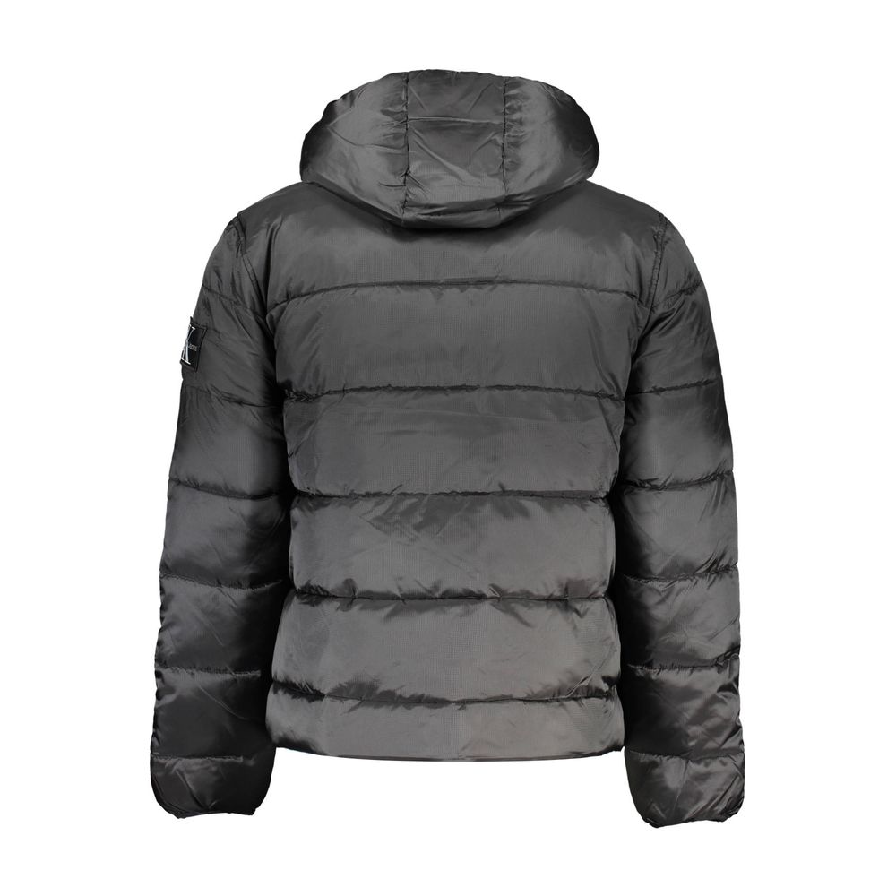 Schlichte Herrenjacke mit Kapuze und Kontrastdetails