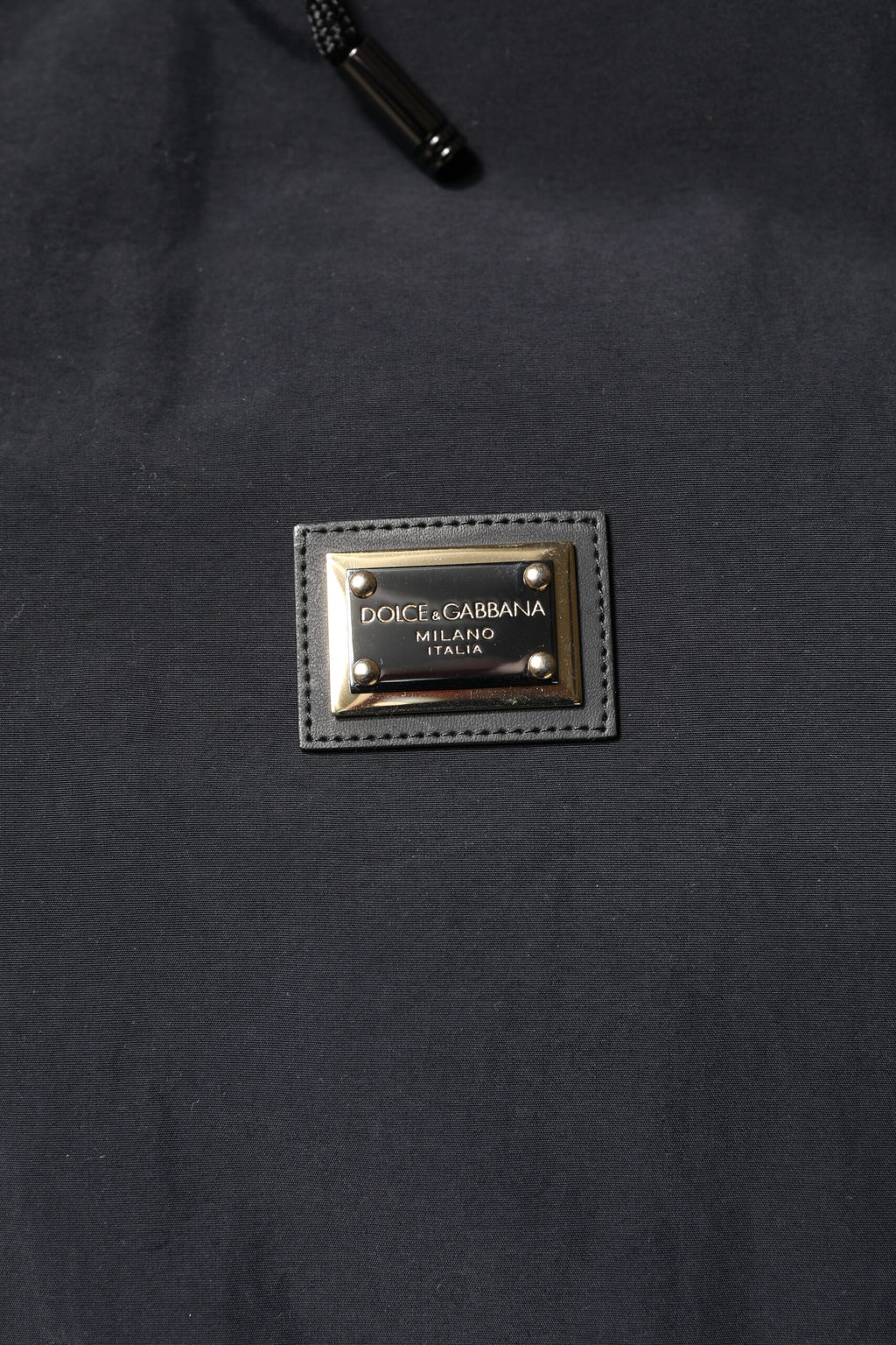 Schwarze Nylon-Parkajacke mit durchgehendem Reißverschluss und Kapuze