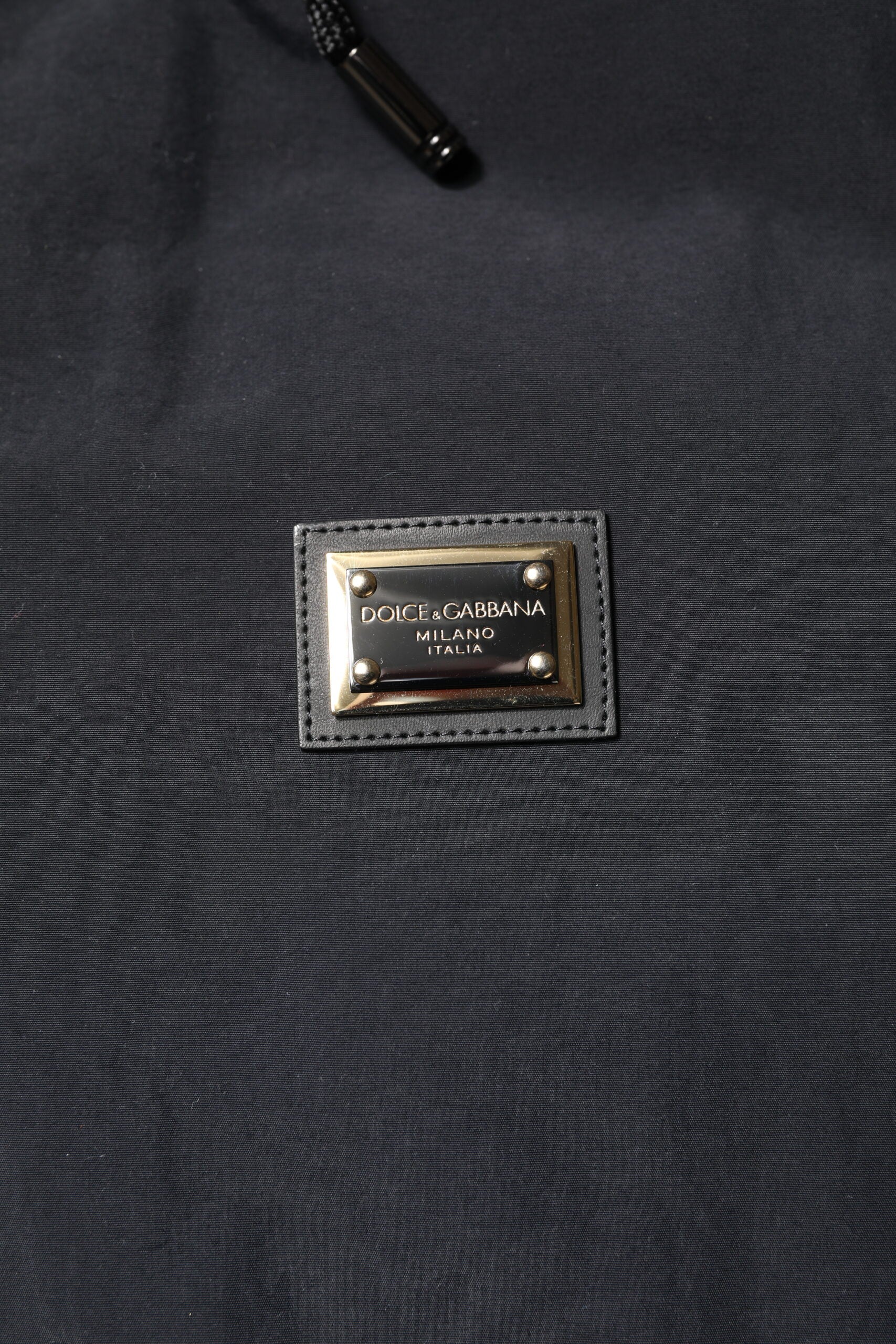 Schwarze Nylon-Parkajacke mit durchgehendem Reißverschluss und Kapuze