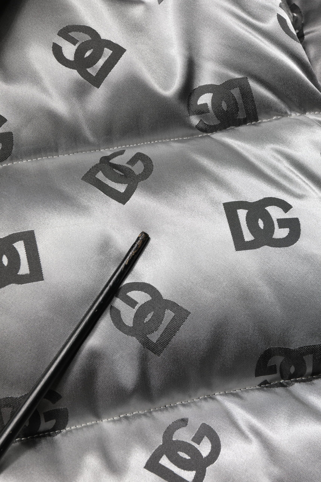 Steppjacke mit Kapuze und durchgehendem Reißverschluss und silbernem Logo