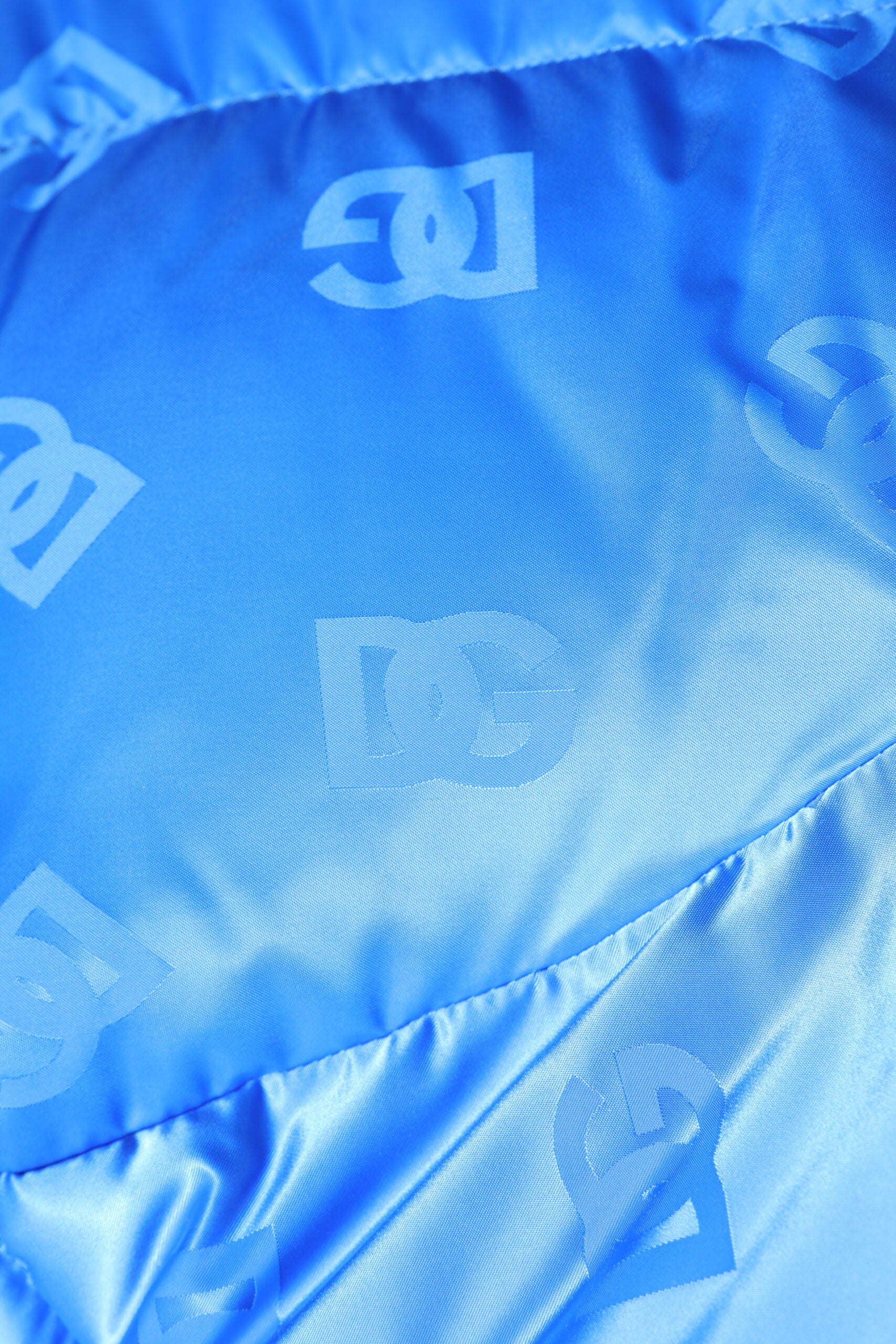 Blaue Steppjacke mit durchgehendem Reißverschluss und Kapuze und Logo