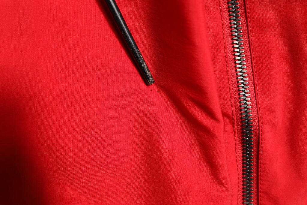 Rot-weiße Nylon-Windjacke mit durchgehendem Reißverschluss