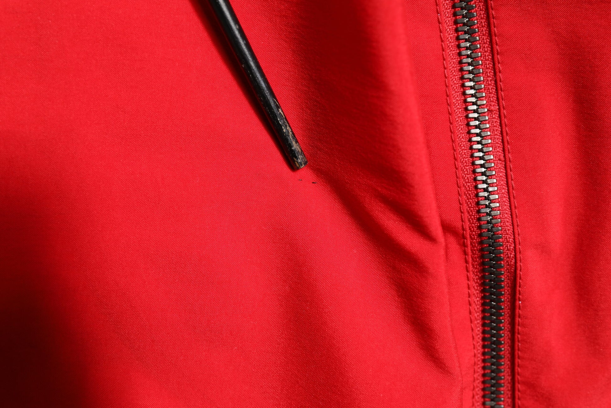 Rot-weiße Nylon-Windjacke mit durchgehendem Reißverschluss