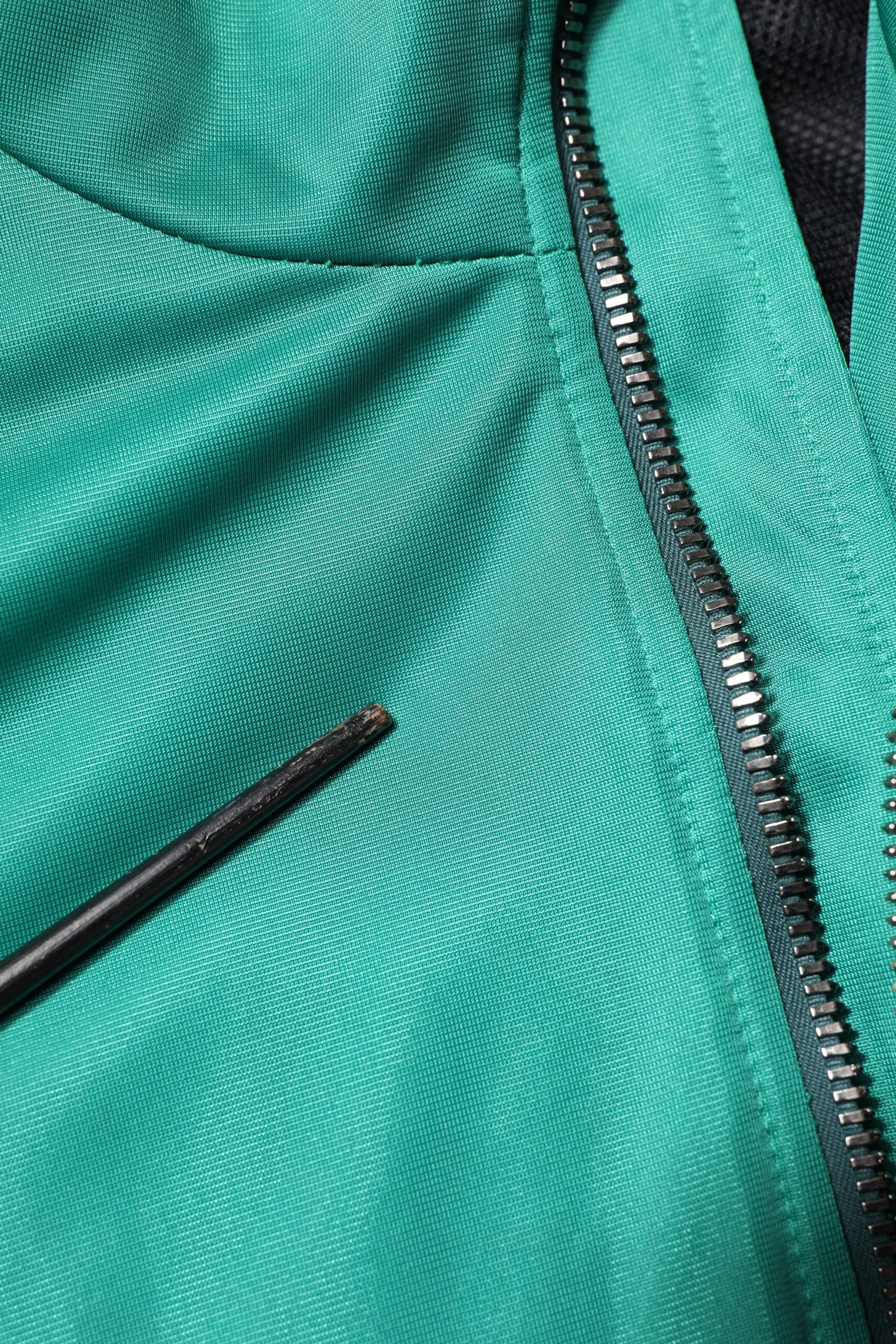 Mehrfarbige Windjacke mit durchgehendem Reißverschluss