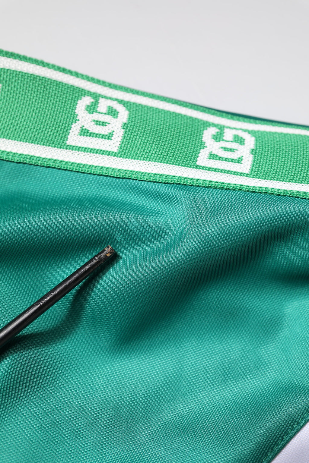 Mehrfarbige Windjacke mit durchgehendem Reißverschluss