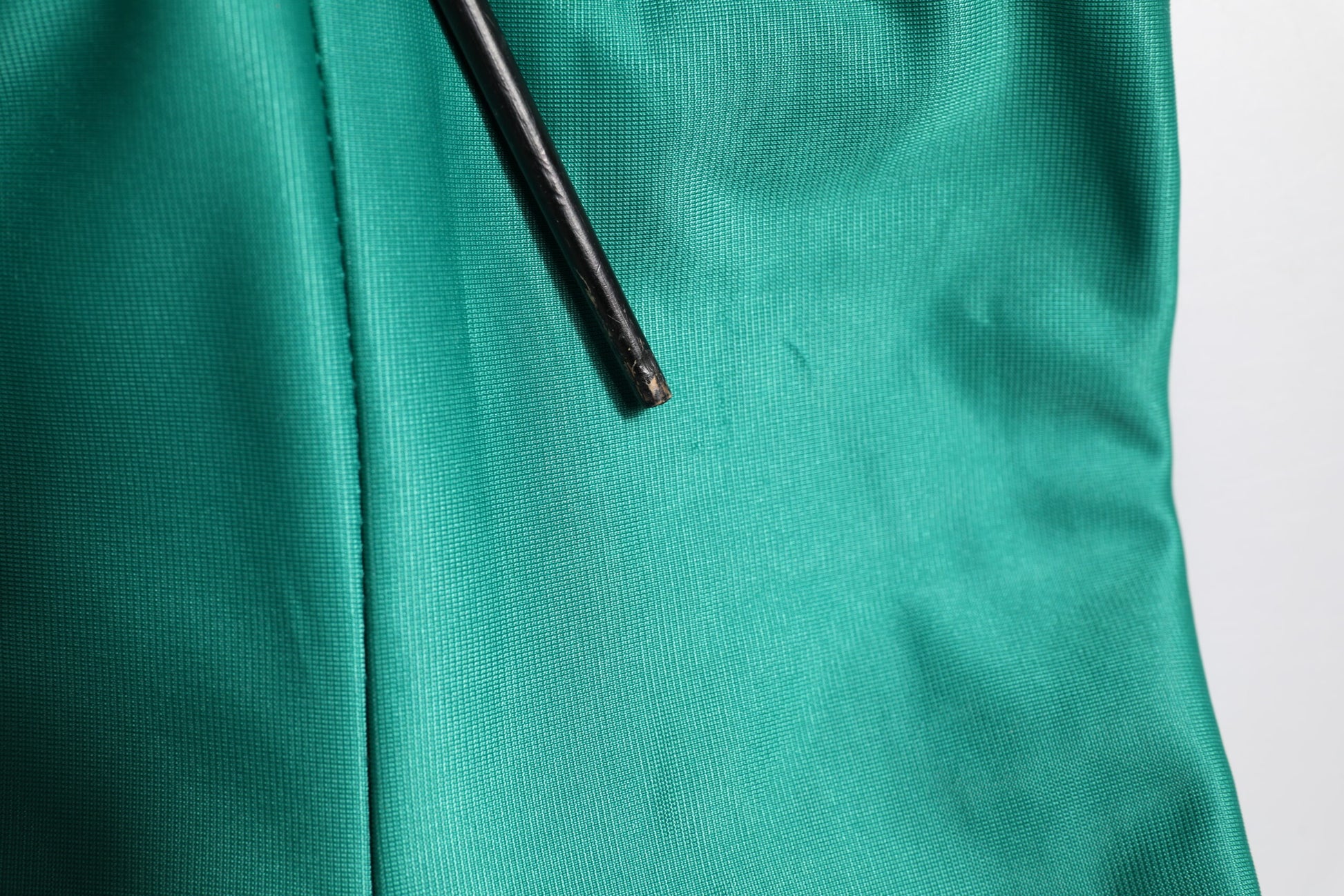 Mehrfarbige Windjacke mit durchgehendem Reißverschluss